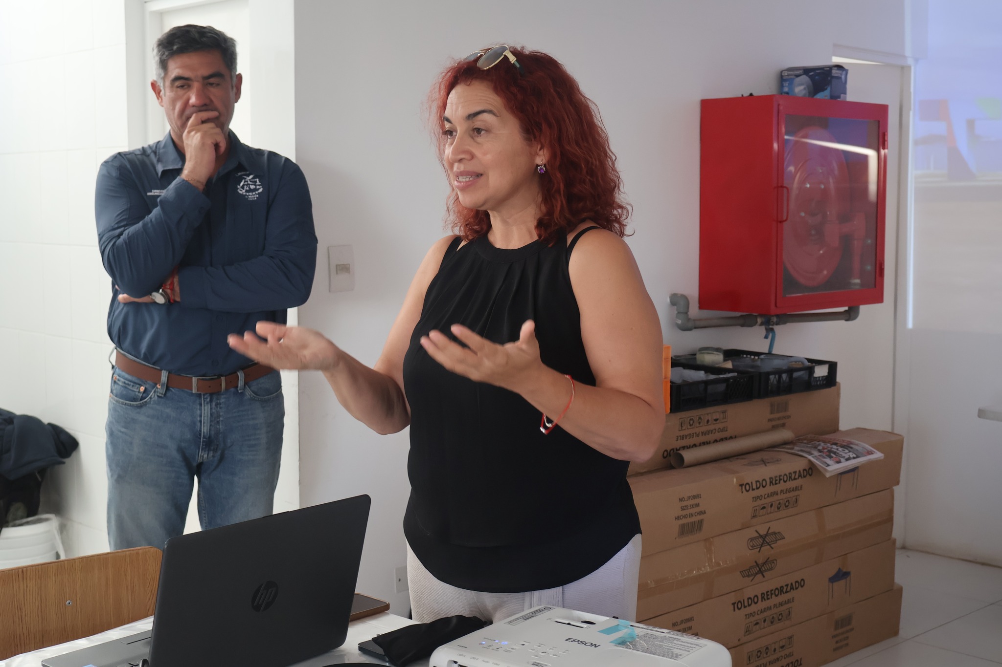 Marlene Sánchez expone frente a dirigentes vecinales durante reunión sobre seguridad y prevención en Taltal.