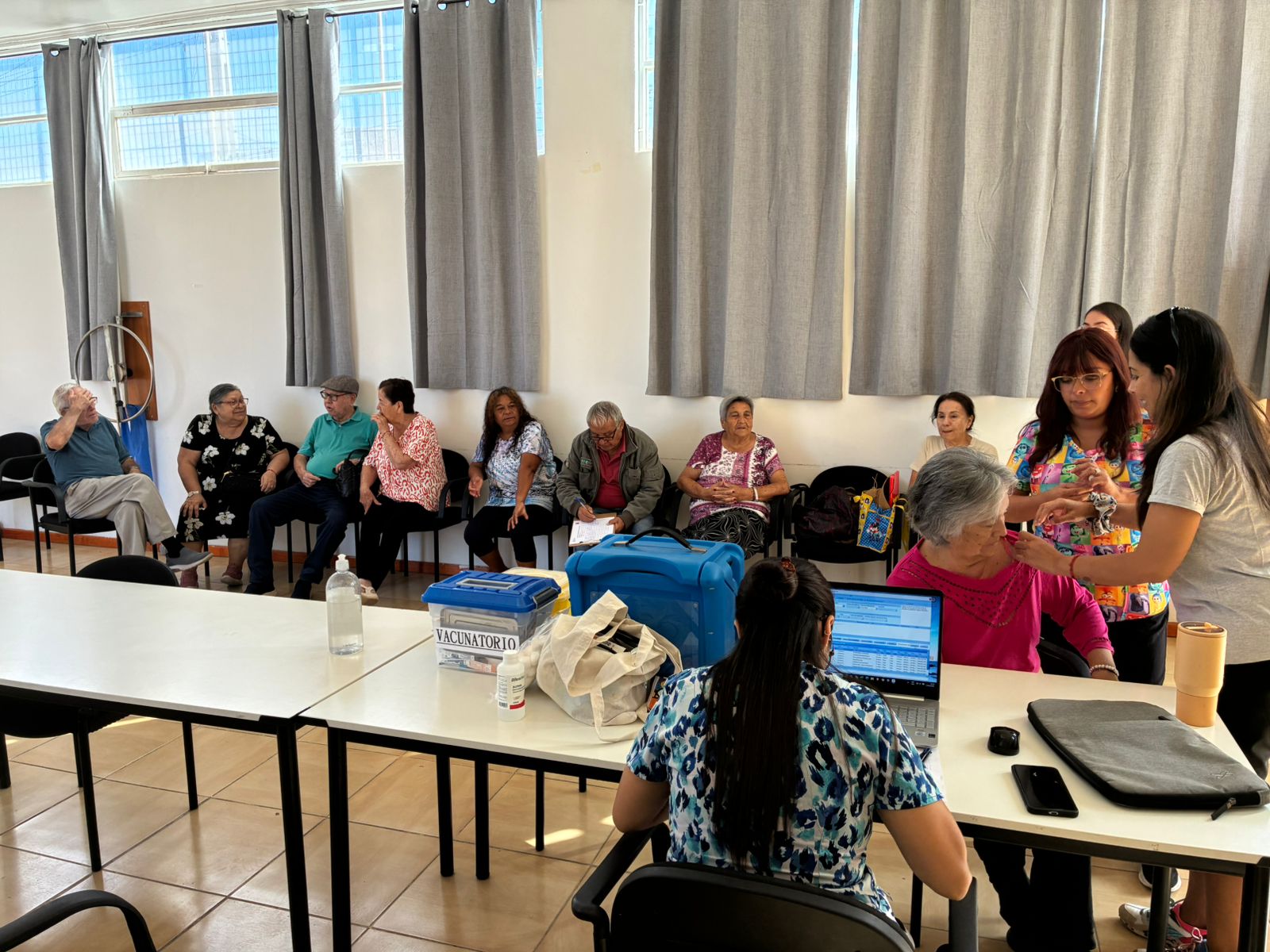 Usuarios del programa Centro Diurno esperan y participan en jornada de vacunación contra la influenza en Taltal.
