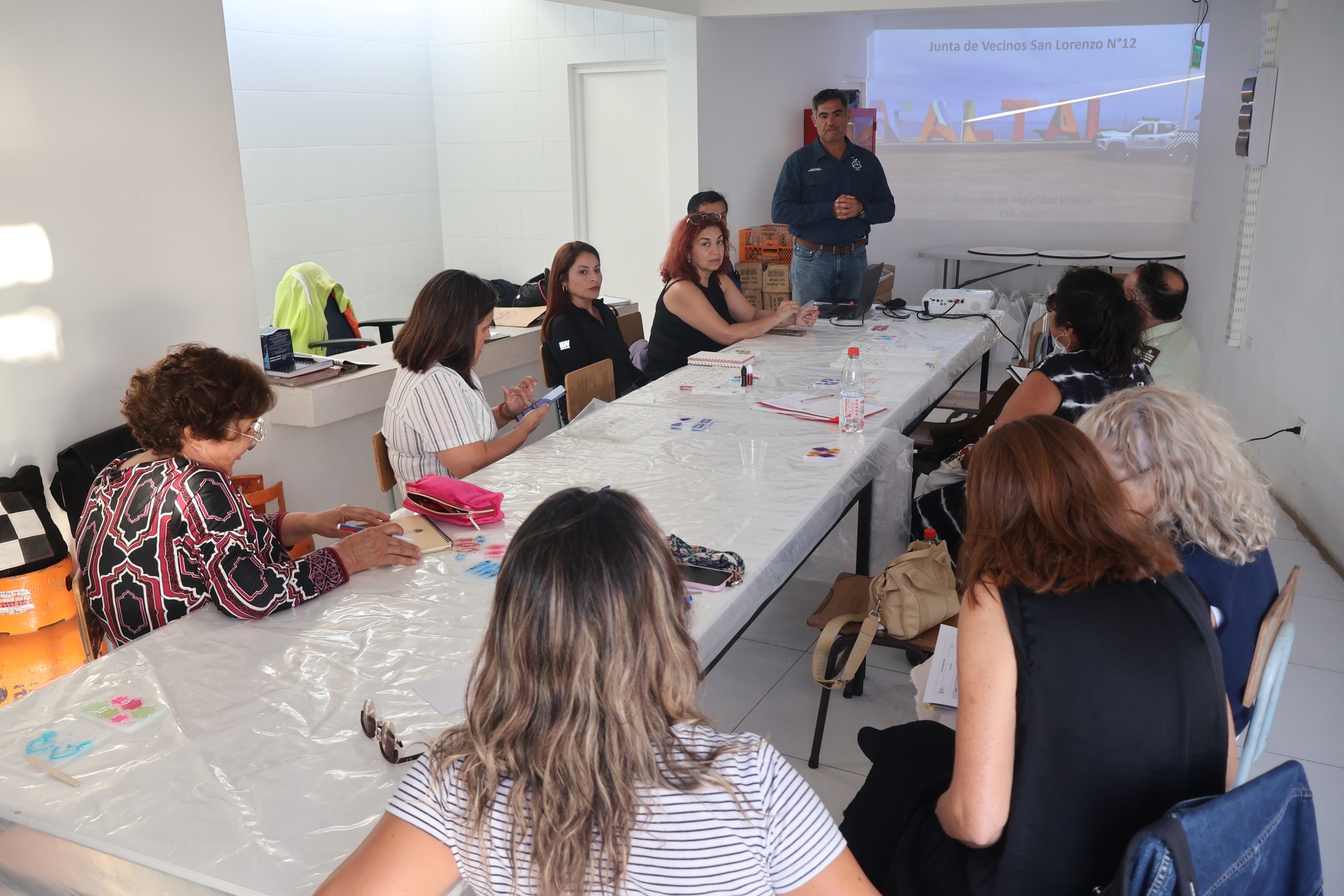 Vecinos y dirigentes de San Lorenzo participan en reunión informativa organizada por la Municipalidad de Taltal.