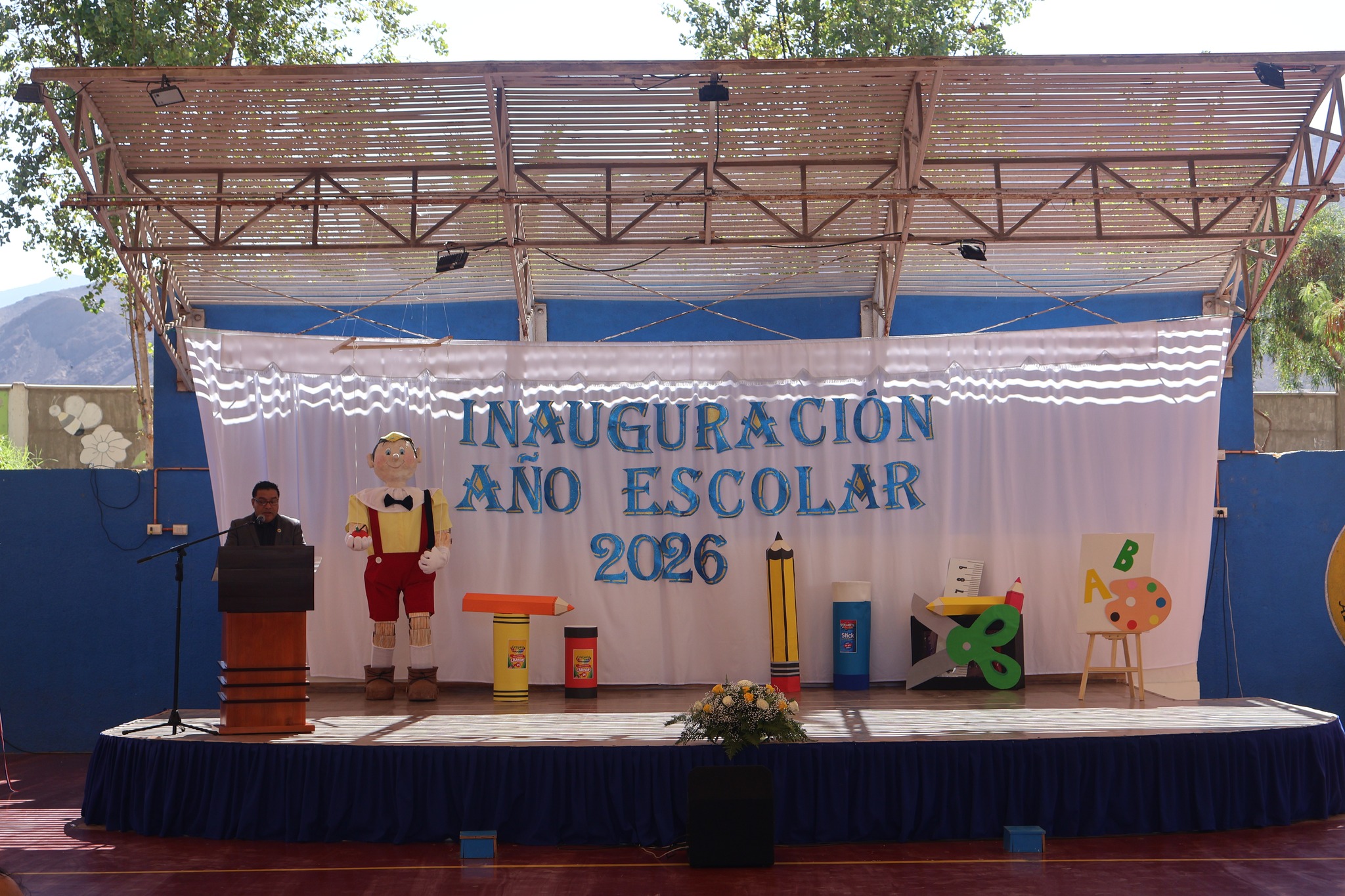 Profesor Ronald Castillo animando durante la ceremonia de inicio del Año Escolar 2026 en Taltal.