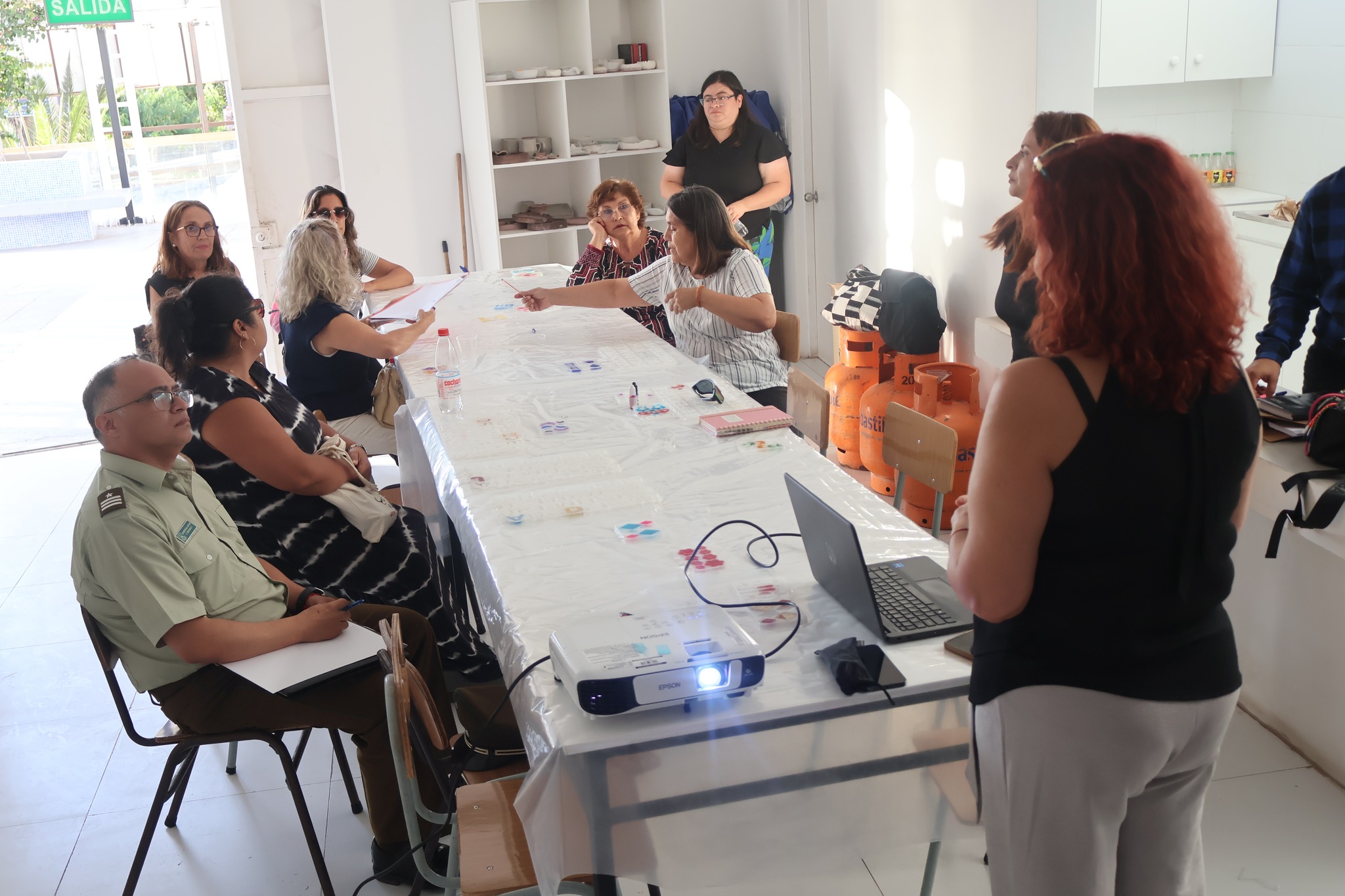 Vecinos y vecinas participan activamente en reunión informativa con autoridades municipales en Taltal.