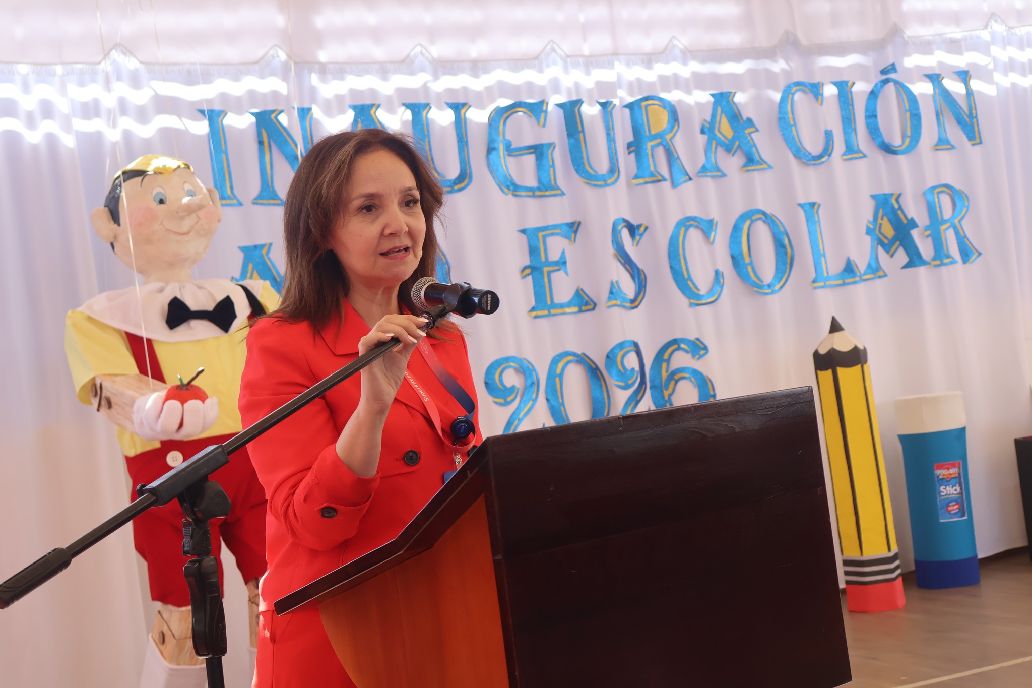Lidia Julio, directora regional de la Superintendencia de Educación, entrega su mensaje durante la inauguración del Año Escolar 2026 en Taltal.