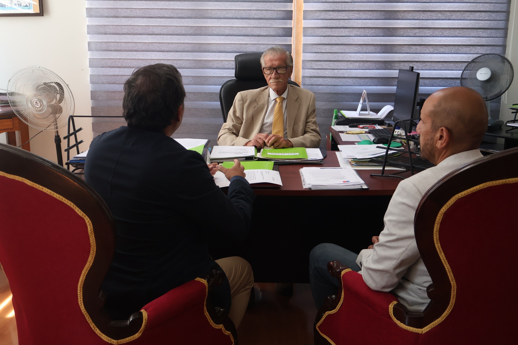 Encuentro en alcaldía de Taltal entre representantes de ENGIE y autoridades comunales para abordar plan de trabajo 2026.