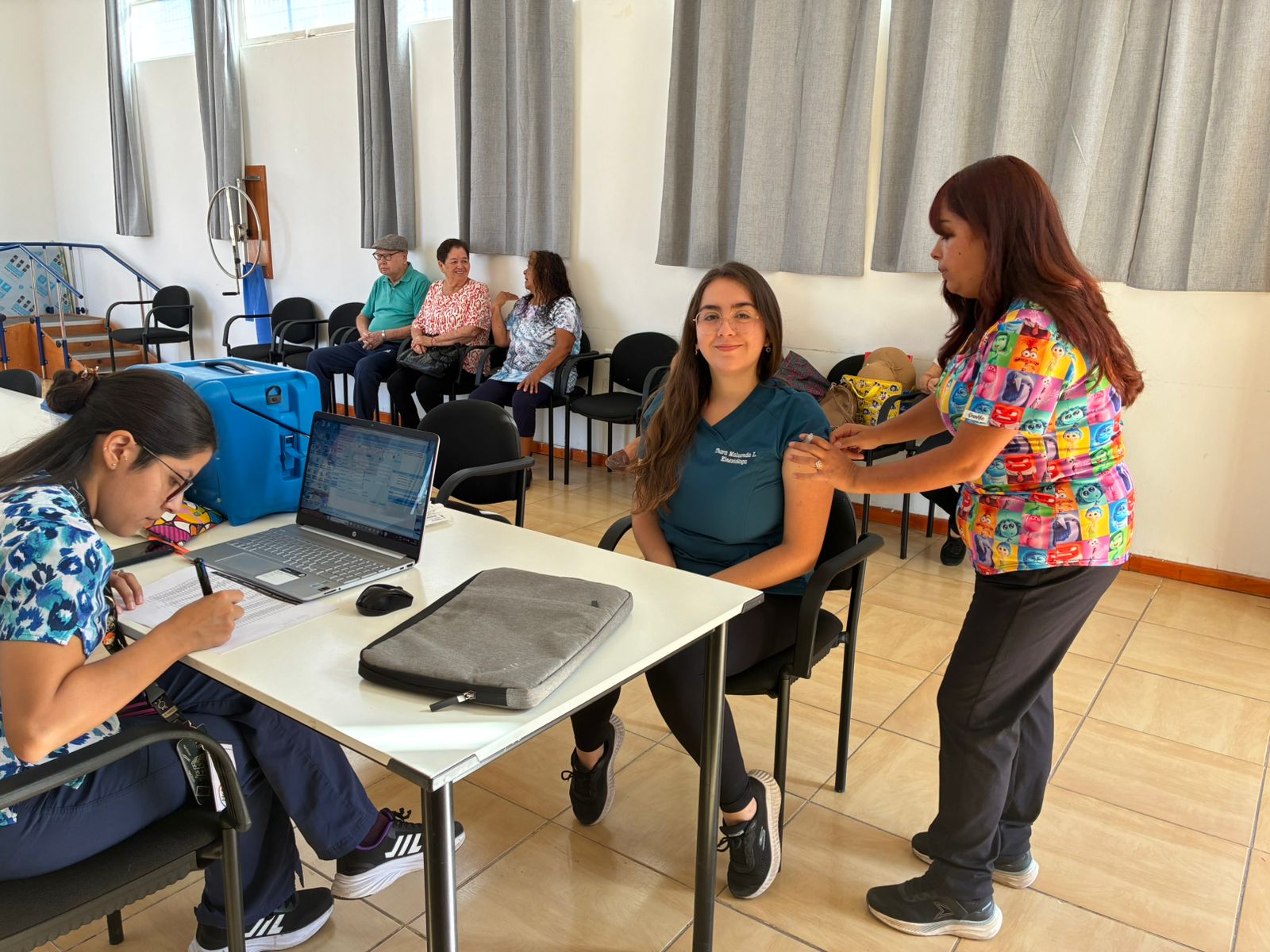Profesional de apoyo participa en jornada de vacunación contra la influenza desarrollada en Taltal.