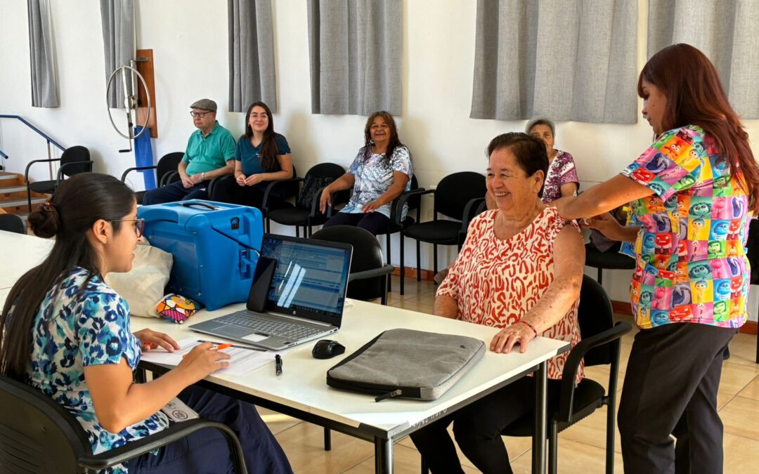 Centro Diurno y Hospital 21 de Mayo realizan jornada de vacunación contra la influenza para personas mayores en Taltal