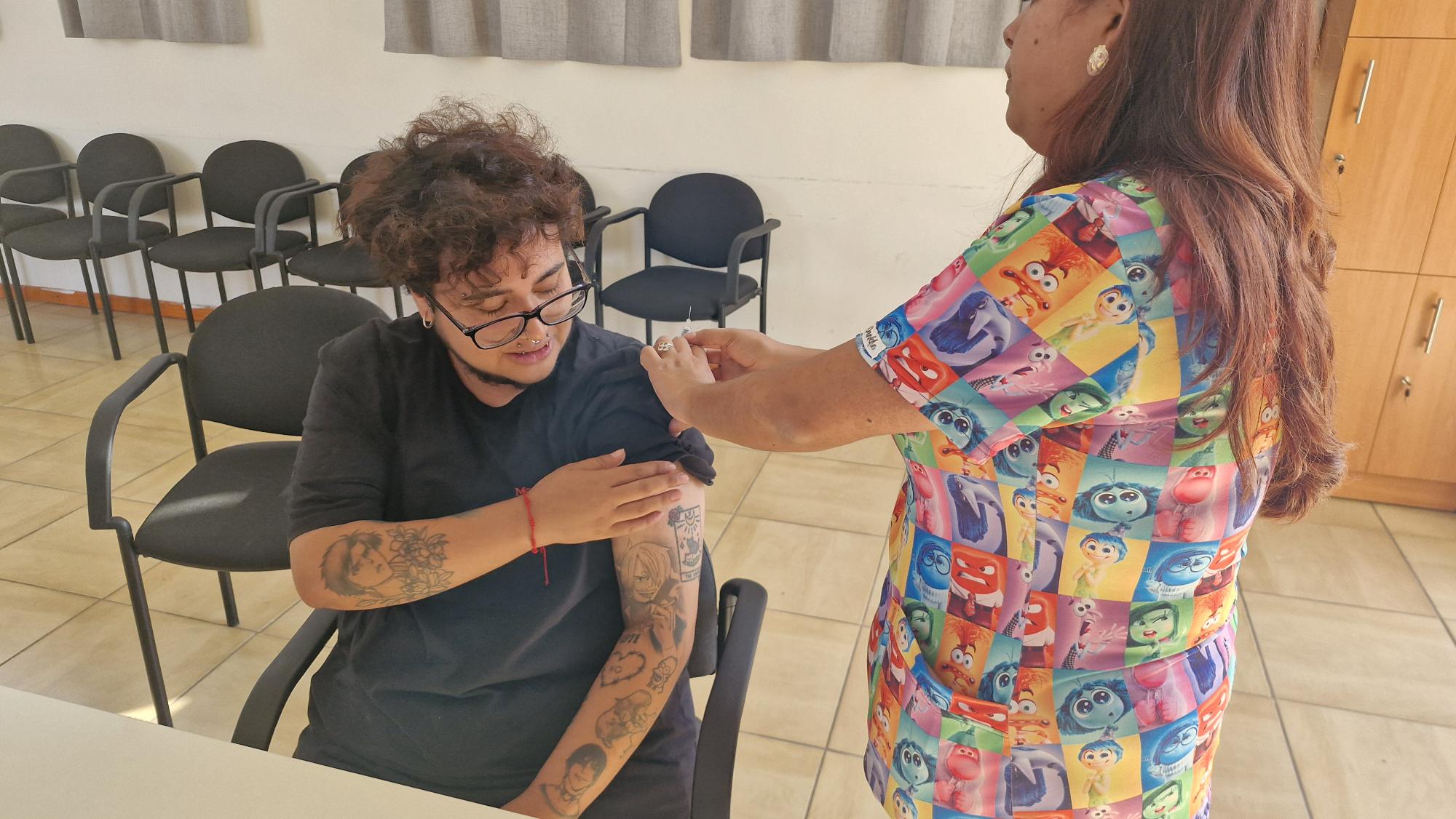 Persona recibe vacuna contra la influenza durante operativo de salud realizado en Taltal.