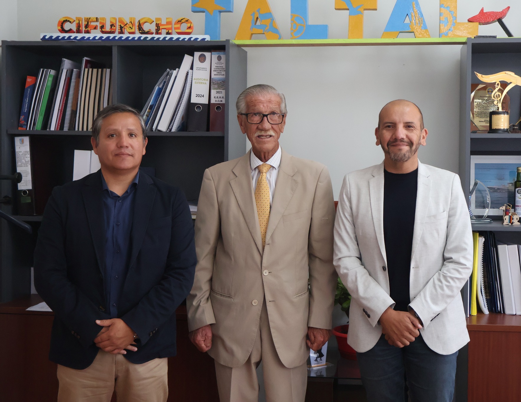 Alcalde de Taltal junto a representantes de ENGIE durante presentación del Plan de Responsabilidad Social 2026 en la comuna.