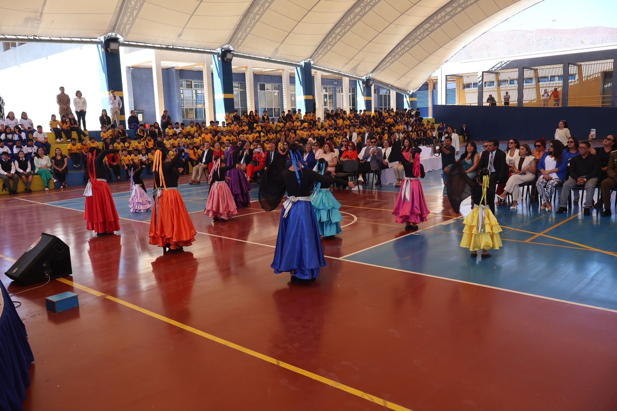 Academia de danza de la Escuela Alondra Rojas Barrios se presenta durante la inauguración del Año Escolar 2026 en Taltal, ante autoridades y comunidad educativa.