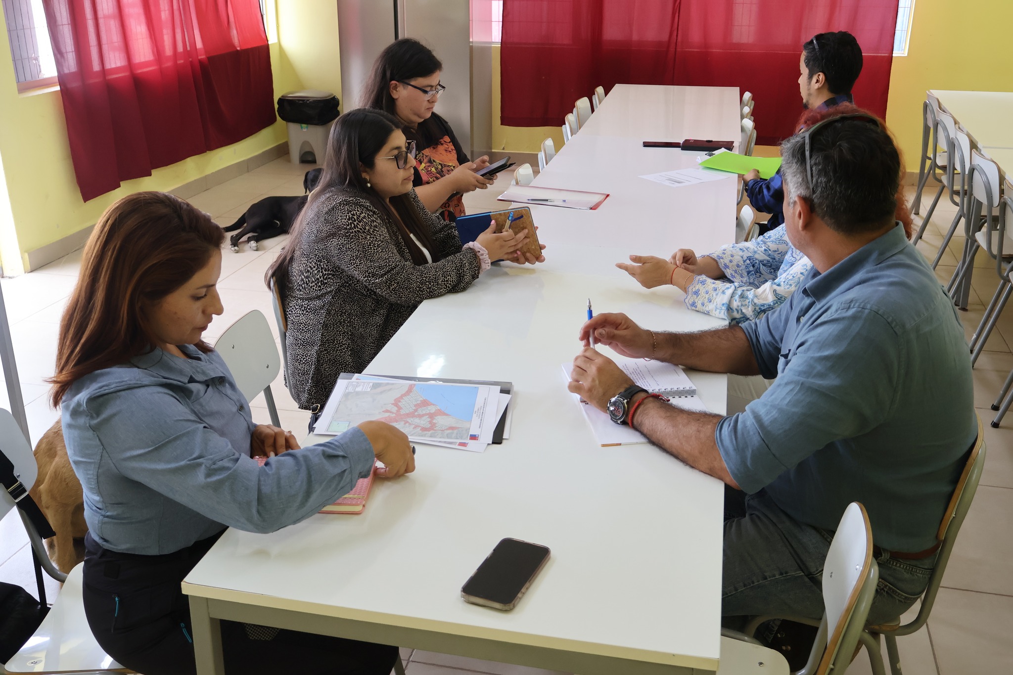 Dirigentes vecinales escuchando exposición sobre seguridad comunal