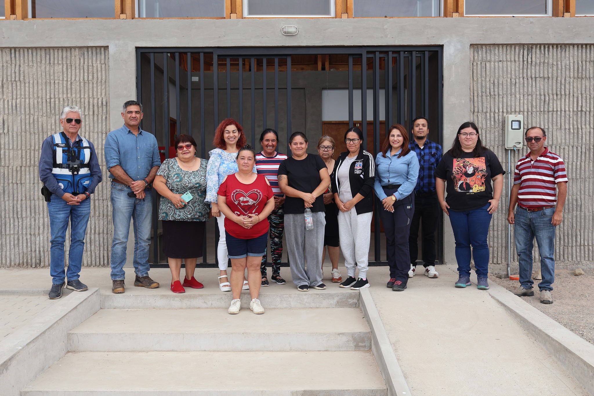 Foto grupal de vecinos y autoridades en actividad municipal en Taltal