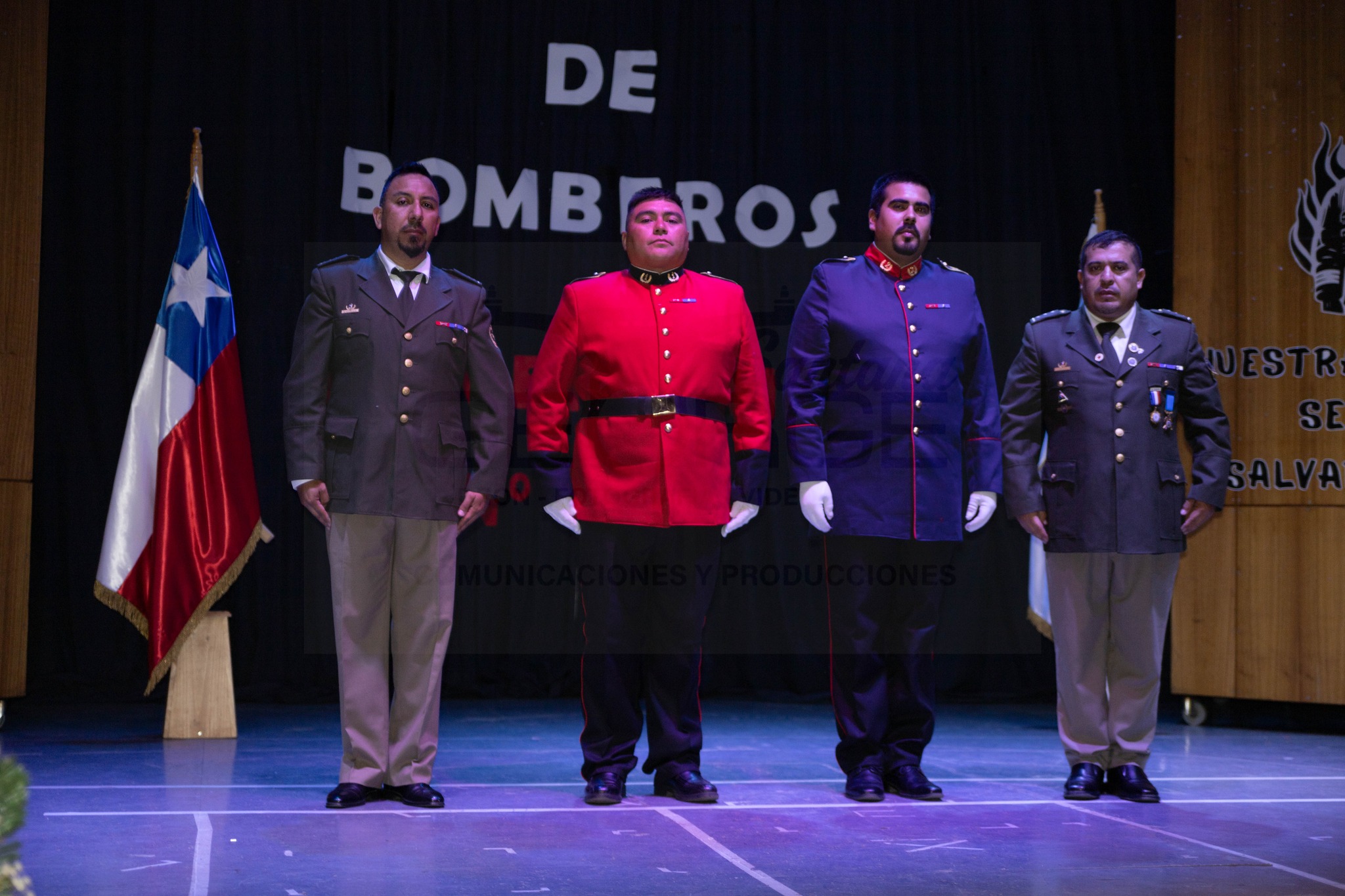 Voluntarios uniformados participan en ceremonia de aniversario del Cuerpo de Bomberos de Taltal.