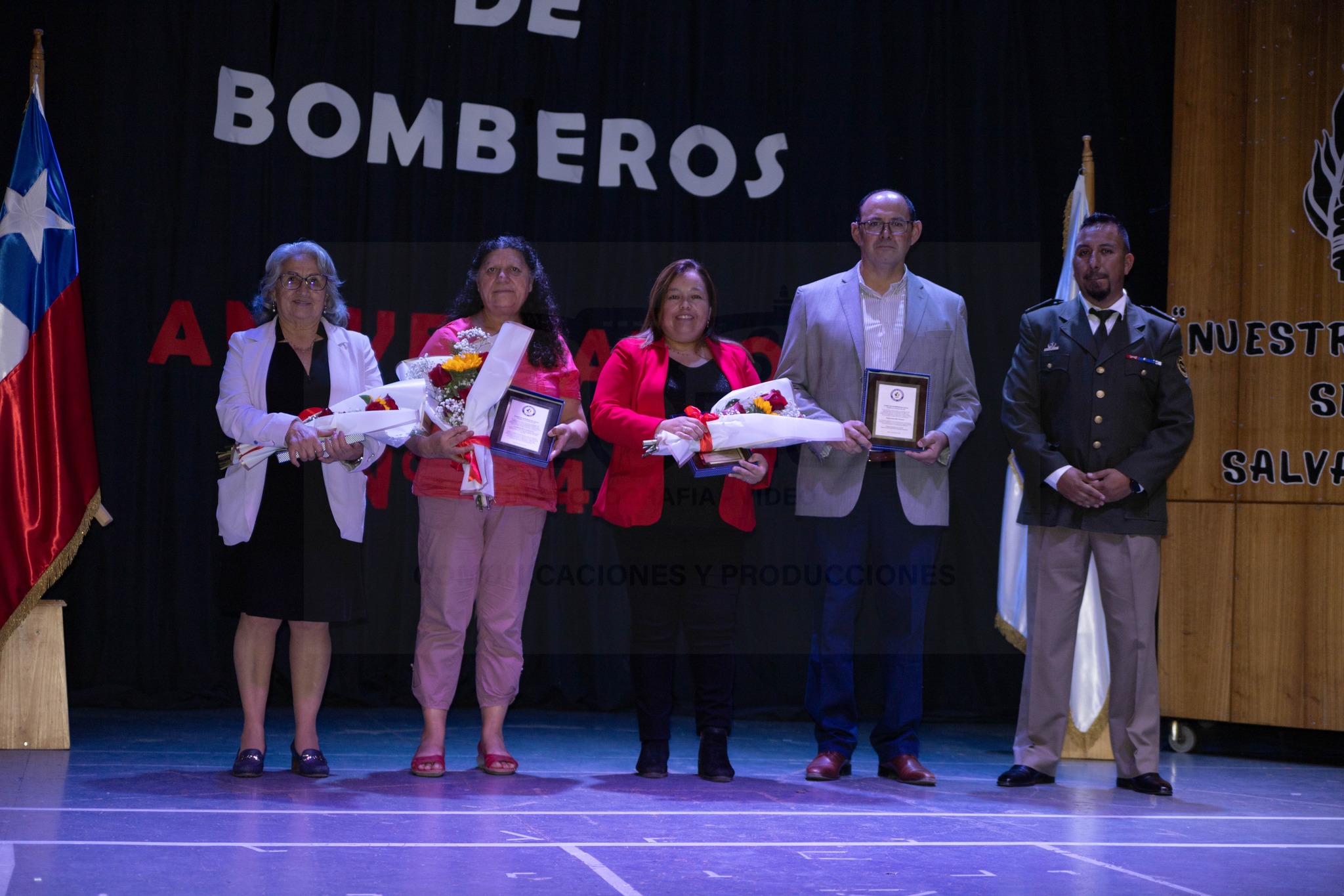 Personas reconocidas durante la ceremonia del 144 aniversario del Cuerpo de Bomberos de Taltal.