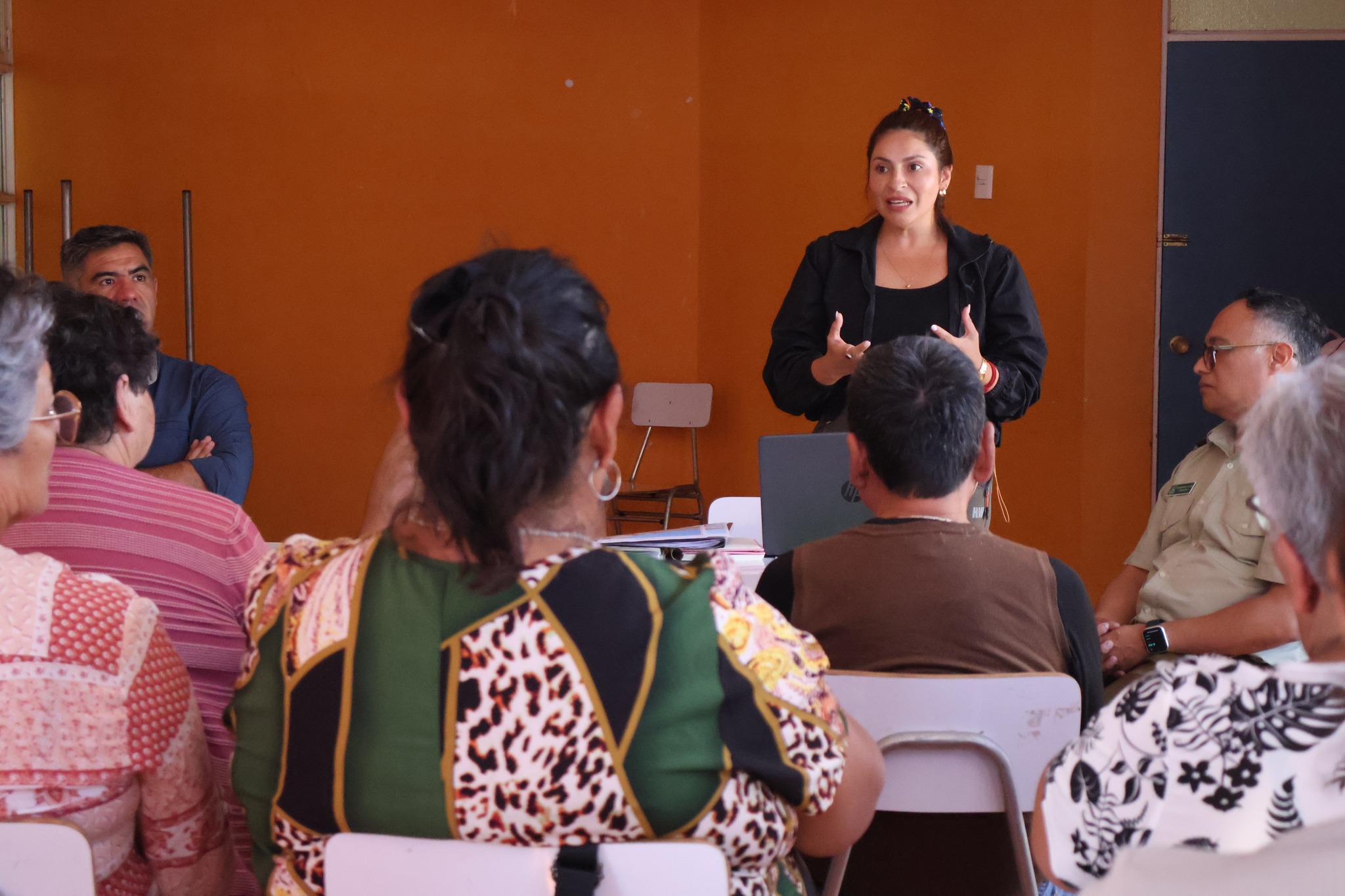 Expositora interviene en encuentro comunitario sobre prevención y seguridad en la JJ.VV. N°10 El Salitre.