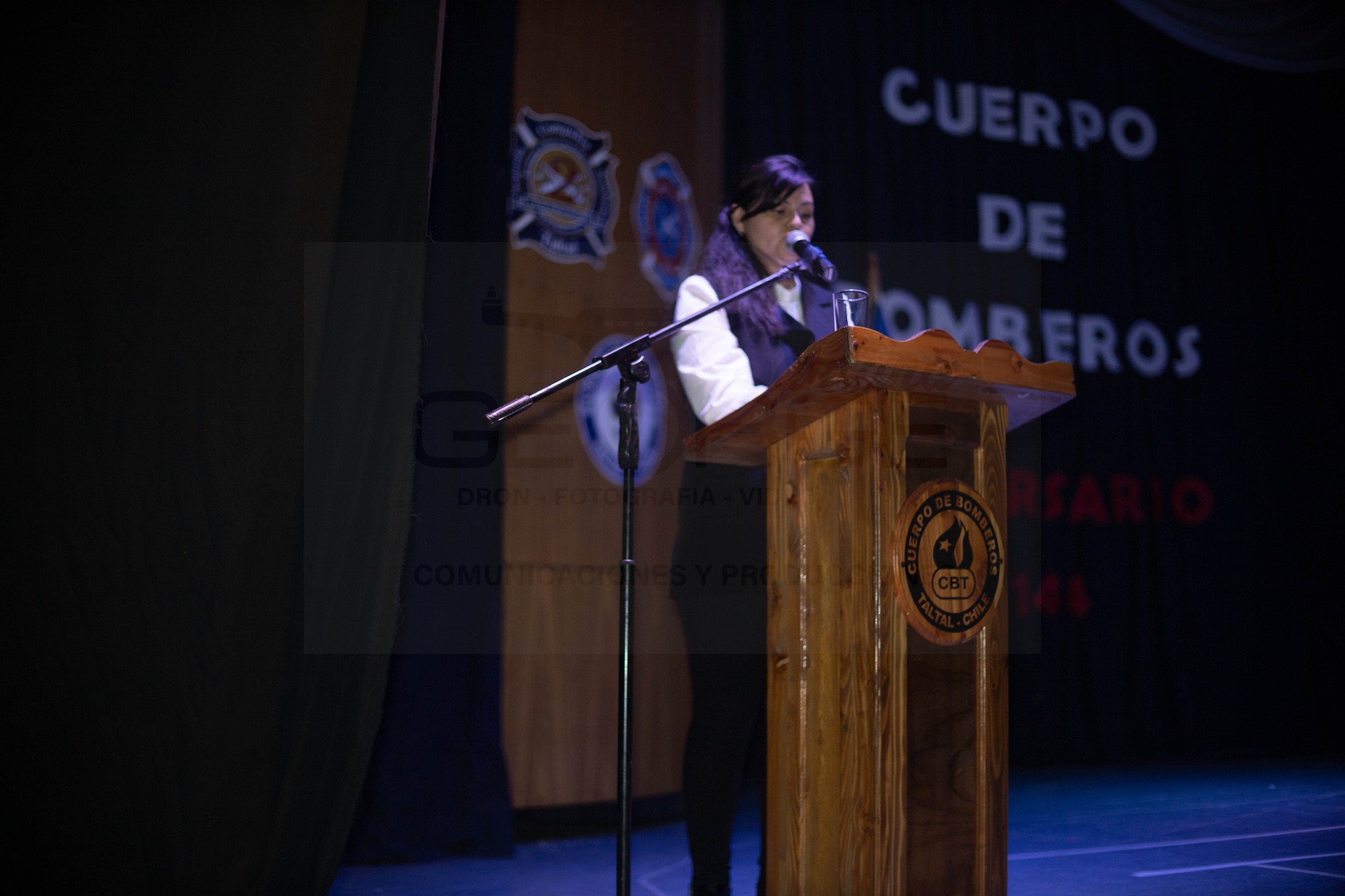 Locución en el escenario durante la ceremonia del 144 aniversario del Cuerpo de Bomberos de Taltal.