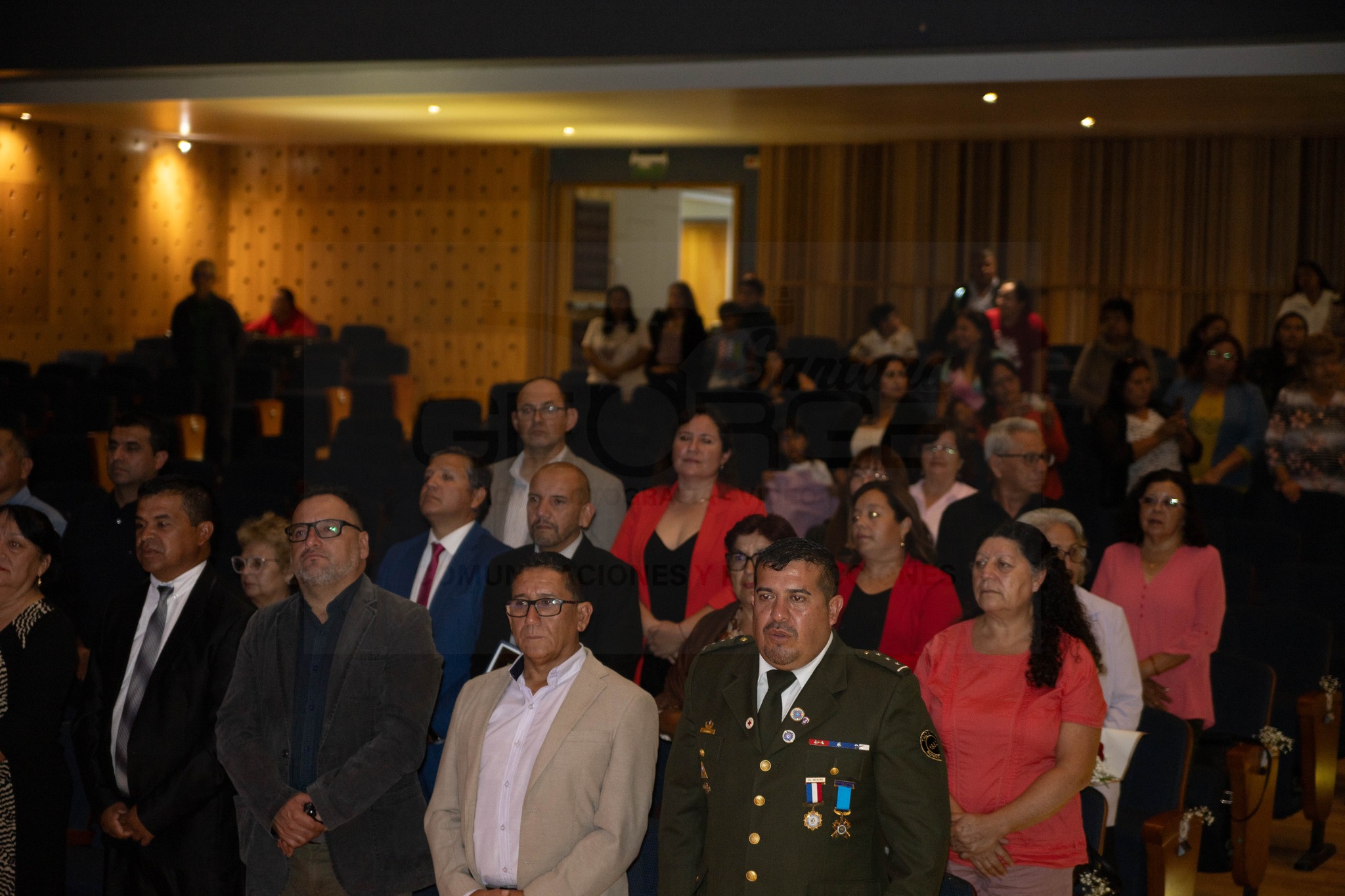 Público y autoridades presentes en el Centro Cultural durante aniversario de Bomberos de Taltal.