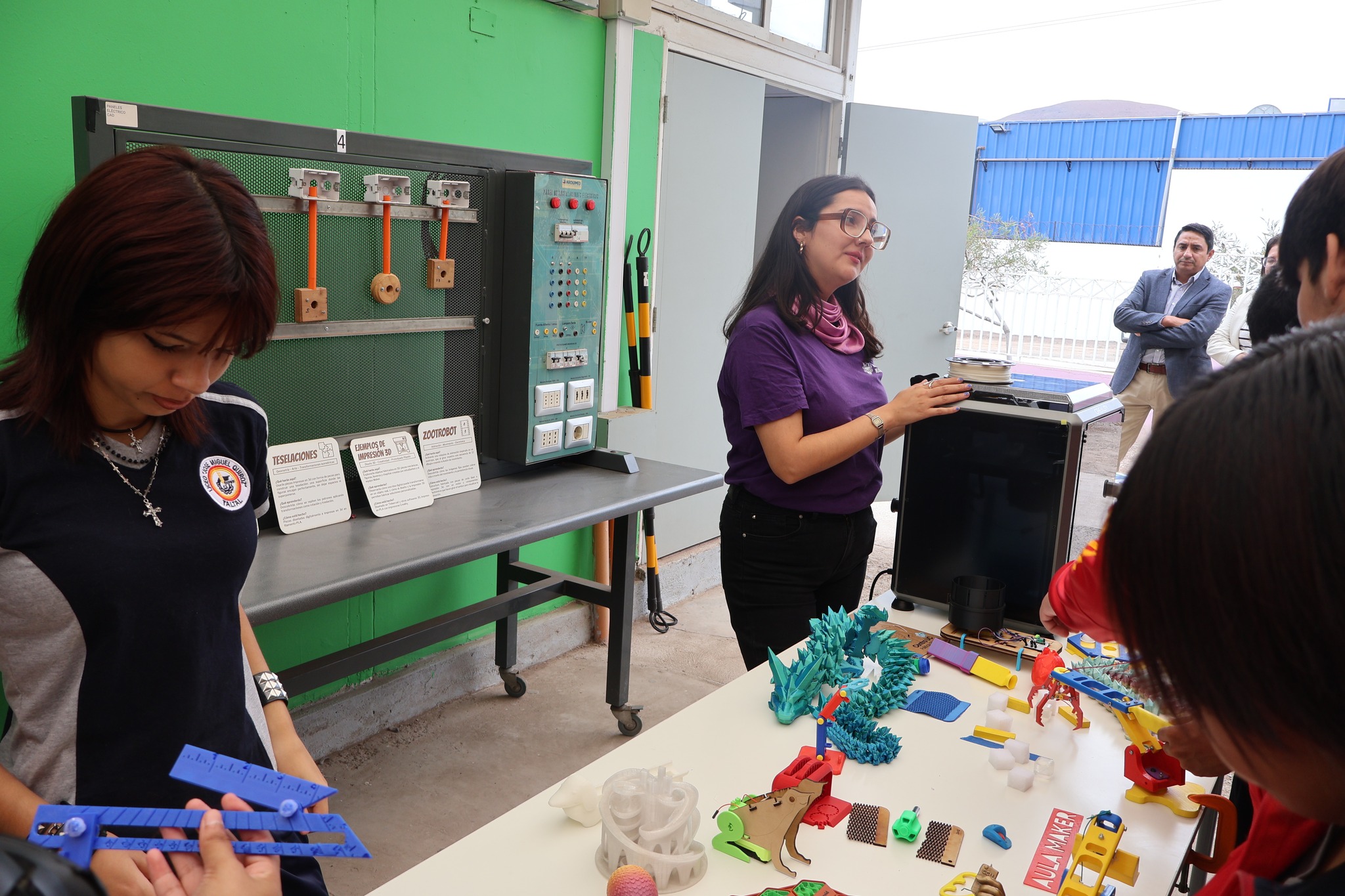 Monitora del programa Impulsa 4.0 explica funcionamiento de impresora 3D a estudiante del Liceo de Taltal