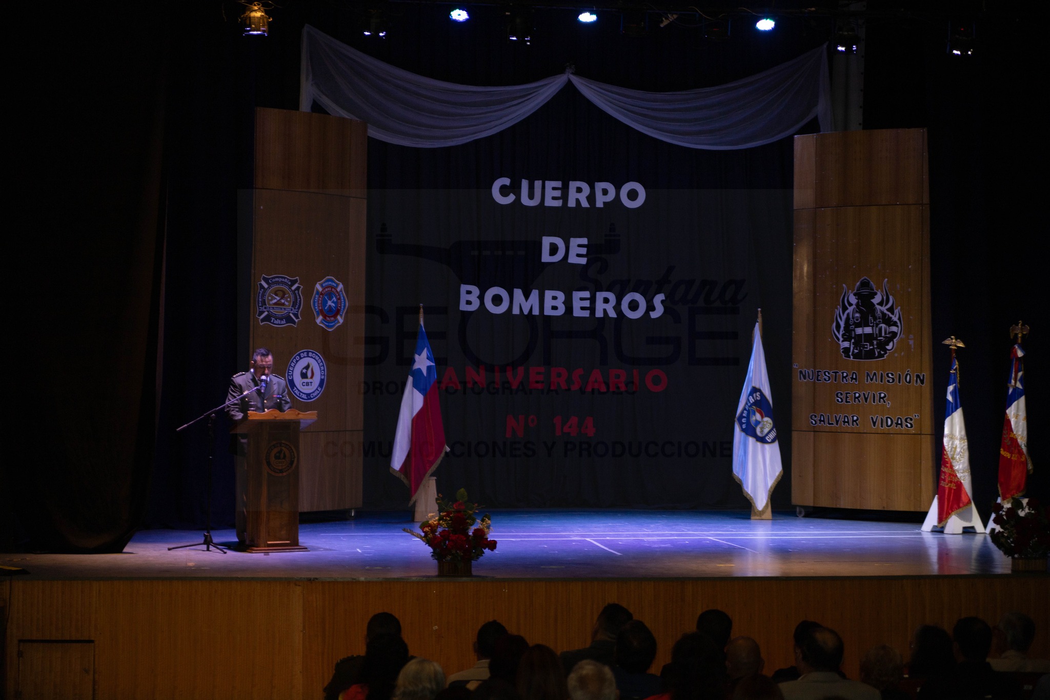 Vista general del escenario durante la ceremonia del 144 aniversario del Cuerpo de Bomberos de Taltal.