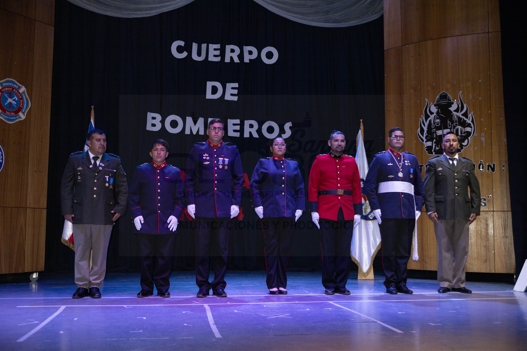 Formación de voluntarios durante la ceremonia por el 144 aniversario del Cuerpo de Bomberos de Taltal en el Centro Cultural.