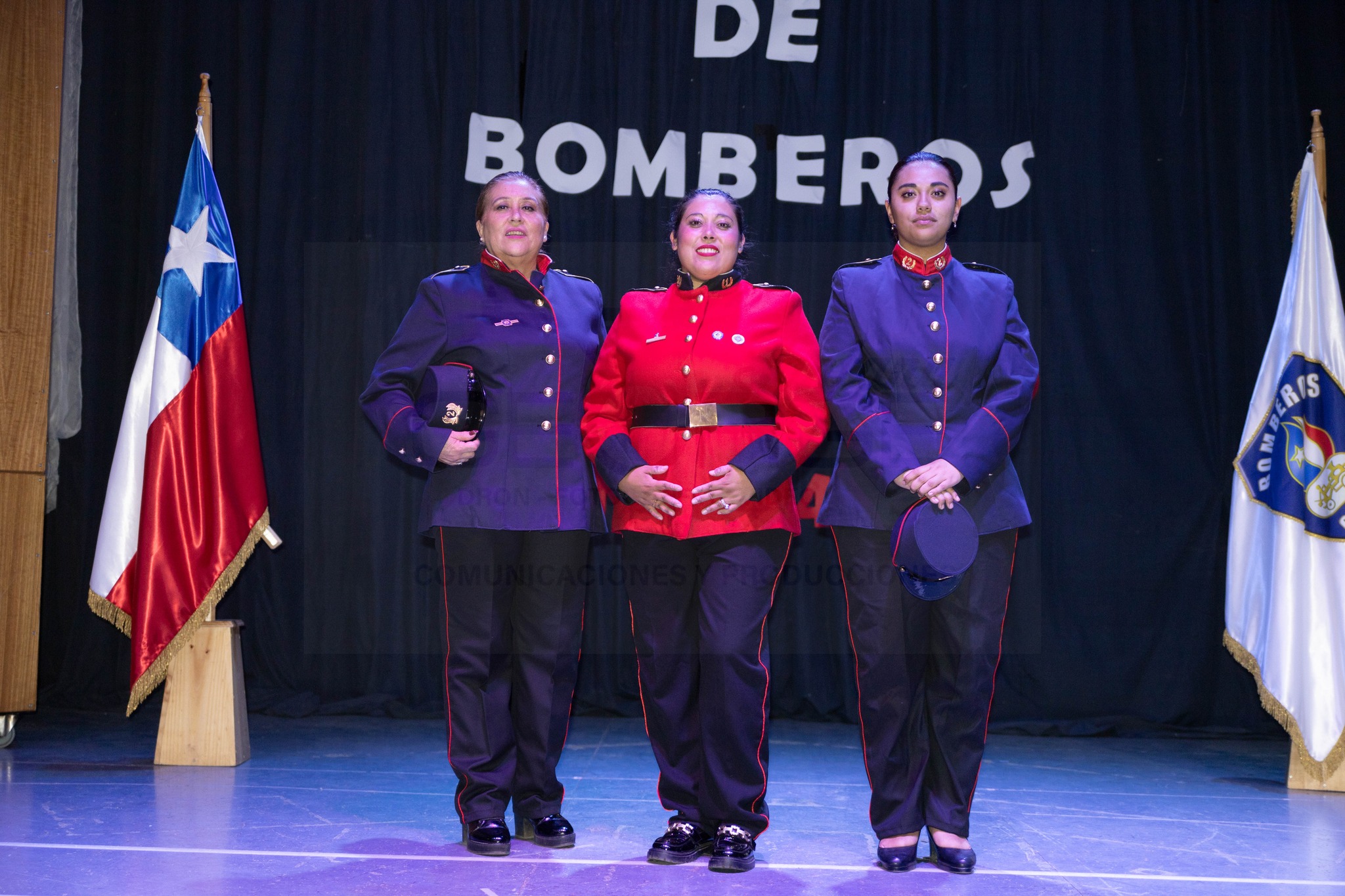 Integrantes del Cuerpo de Bomberos de Taltal durante la ceremonia de aniversario institucional.