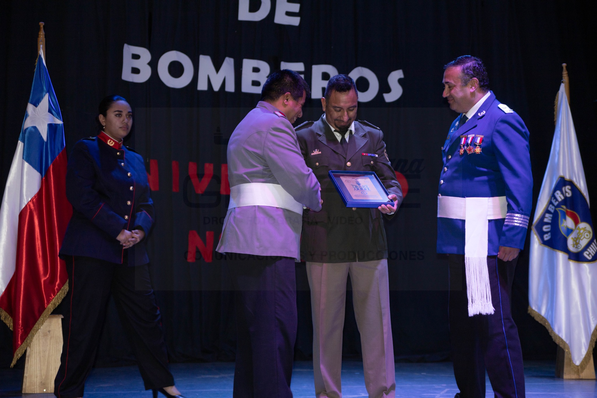 Entrega de reconocimiento durante la ceremonia aniversario del Cuerpo de Bomberos de Taltal.