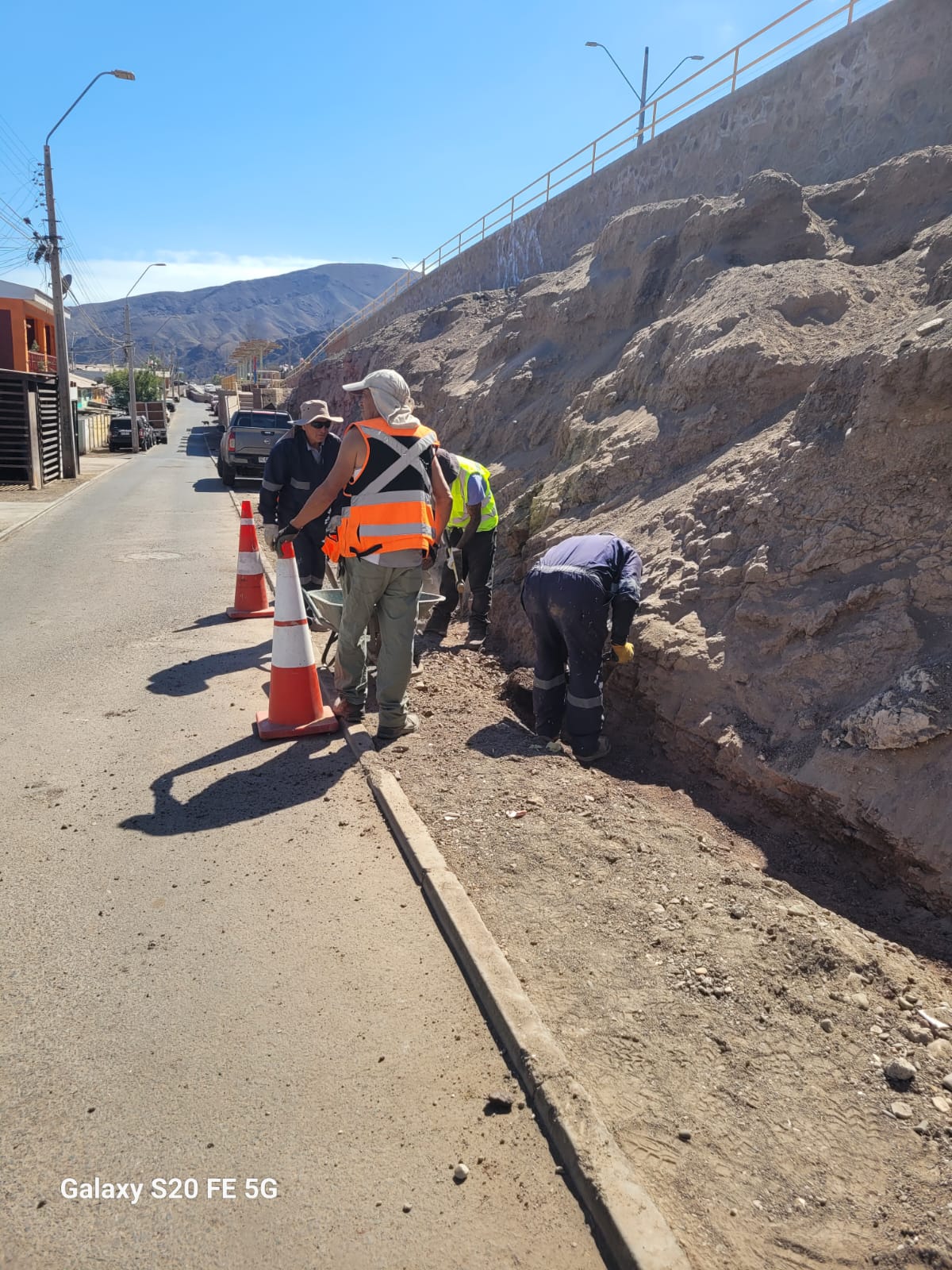 Excavación en ladera para obra de contención en sector urbano