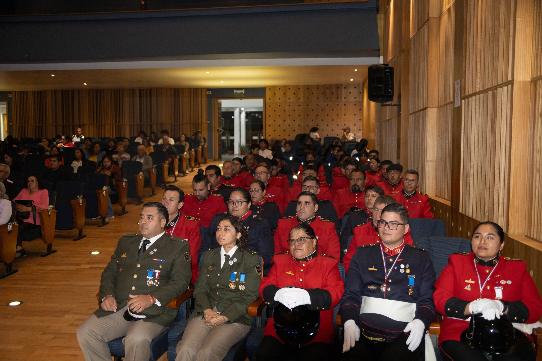 Voluntarios y asistentes observan la ceremonia por los 144 años del Cuerpo de Bomberos de Taltal.