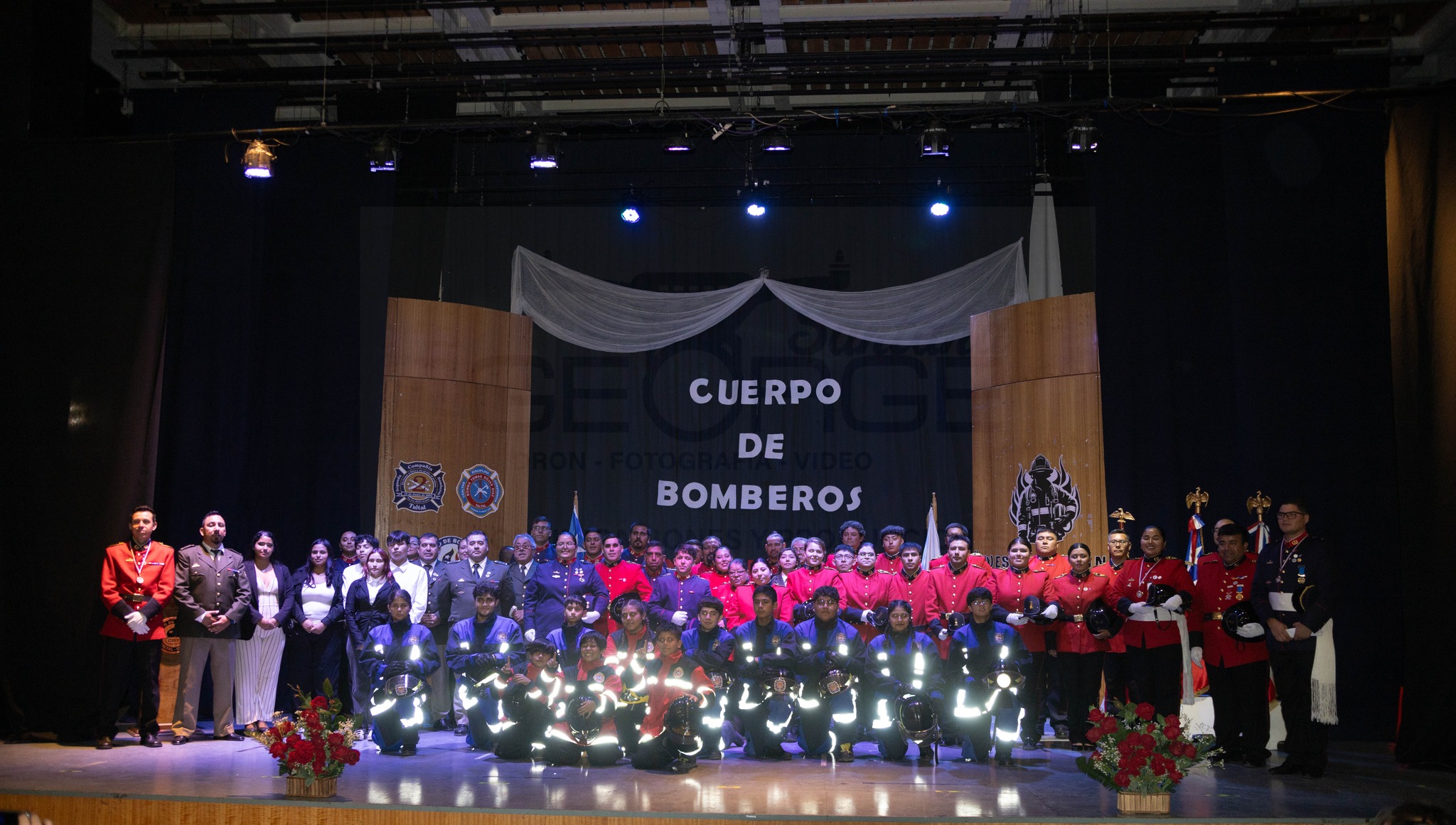 Fotografía grupal de voluntarios, brigadieres e integrantes del Cuerpo de Bomberos de Taltal en su 144 aniversario.