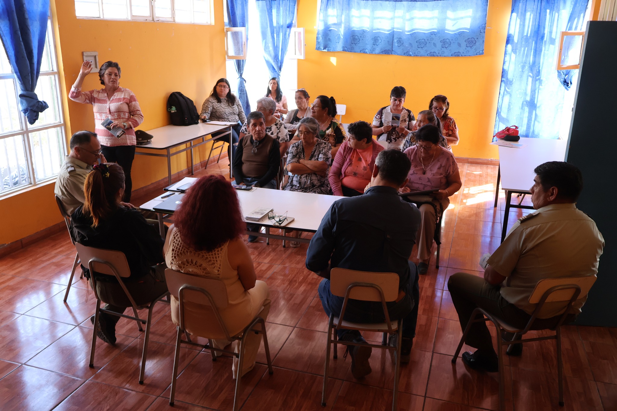 Vecinas y vecinos participan en reunión comunitaria organizada en la JJ.VV. N°10 El Salitre de Taltal.