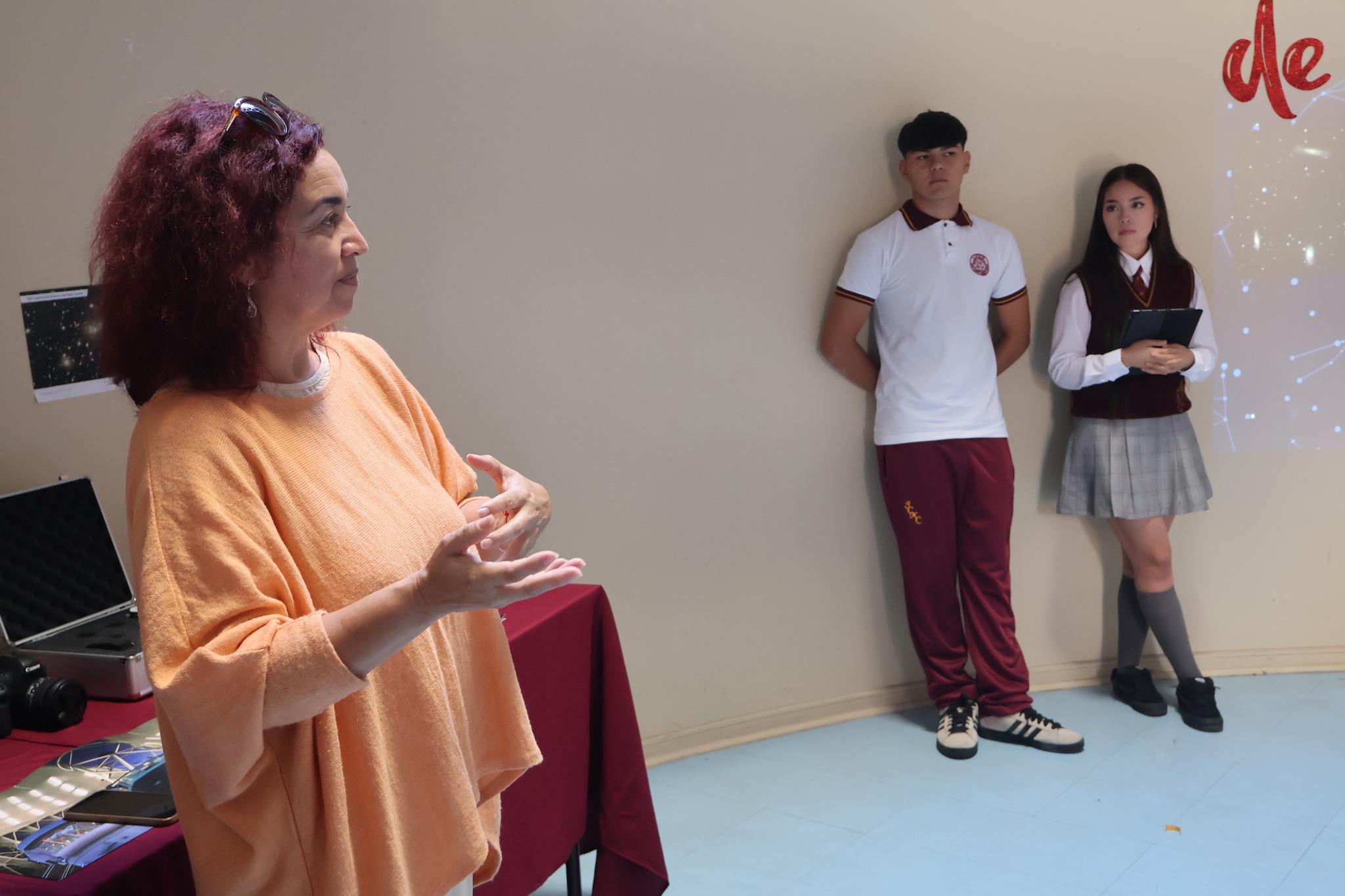 Administradora Municipal Marlene Sánchez felicita a estudiantes durante presentación de la Academia de Astronomía en el Liceo C-21 de Taltal.