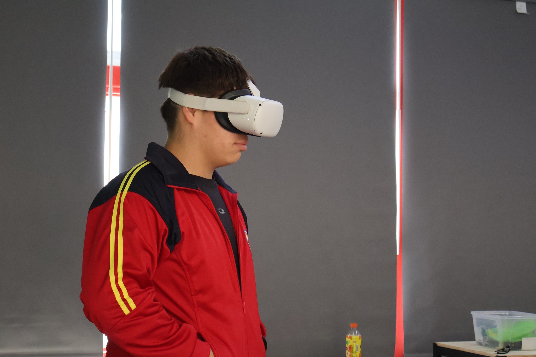 Estudiante del Liceo Politécnico José Miguel Quiroz de Taltal usando visor de realidad virtual en laboratorio Impulsa 4.0