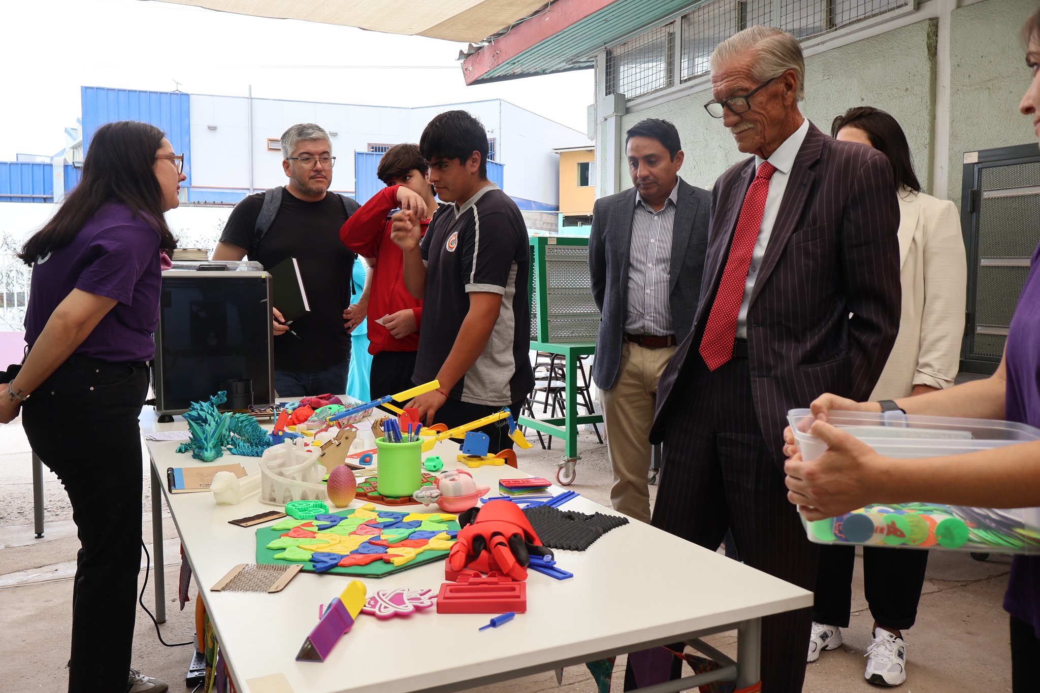 Representantes del proyecto Impulsa 4.0 observan exhibición de piezas impresas en 3D en Liceo de Taltal
