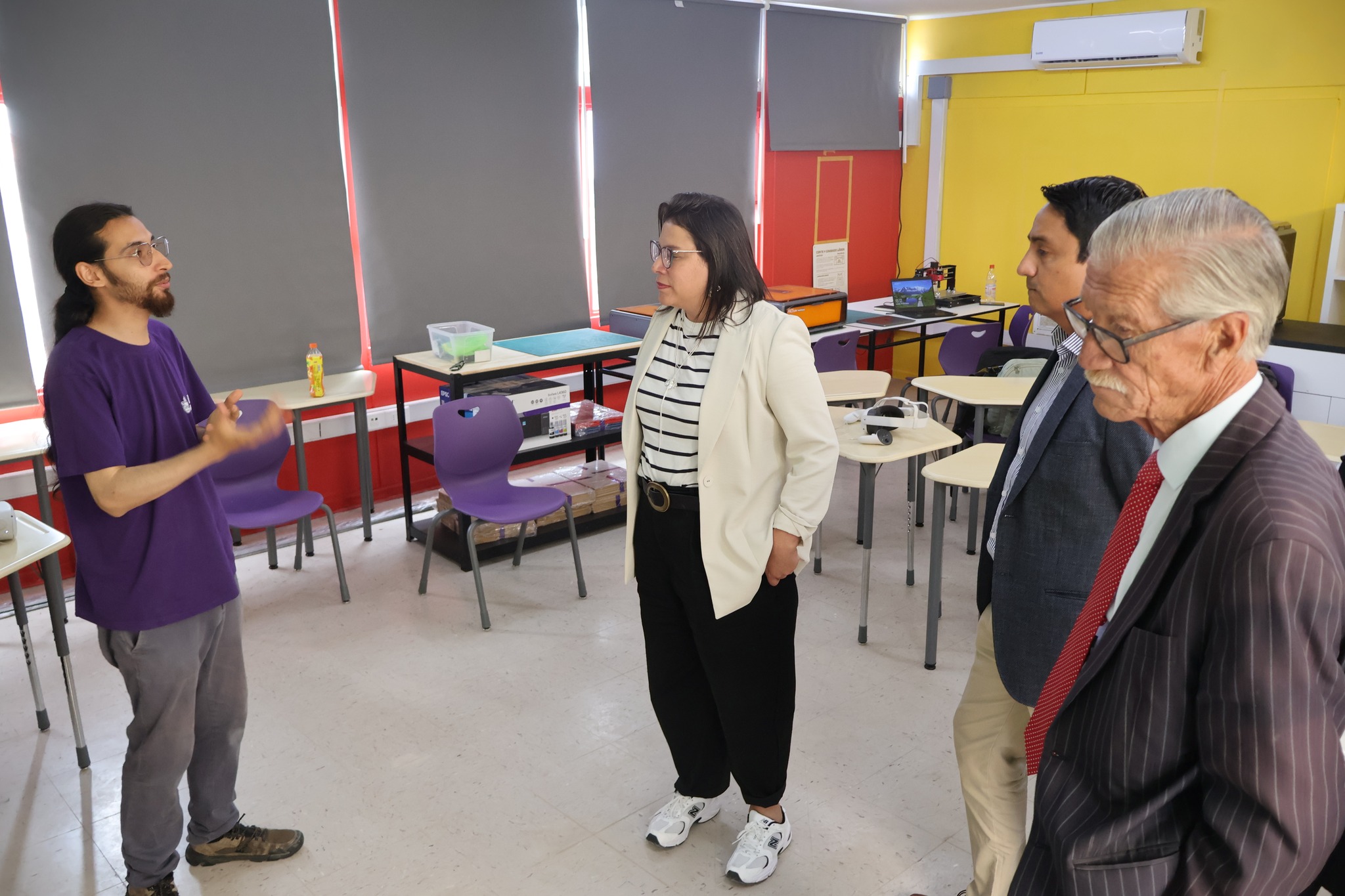 Visita de autoridades al laboratorio tecnológico de preindustria 4.0 del Liceo Politécnico de Taltal