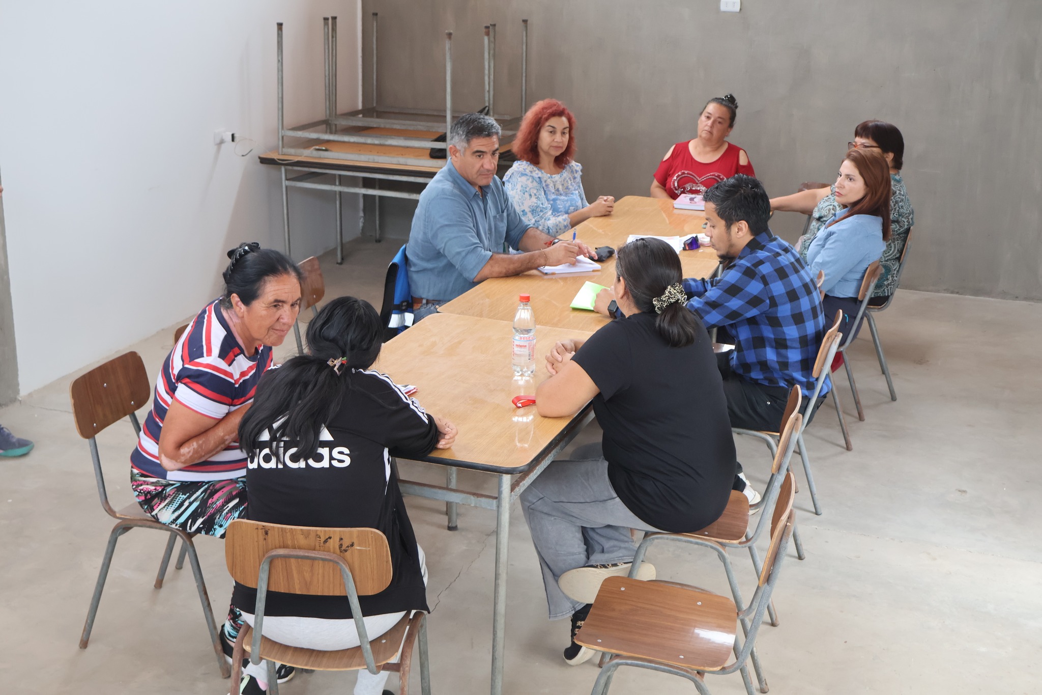 Dirigentes vecinales escuchando exposición sobre seguridad comunal