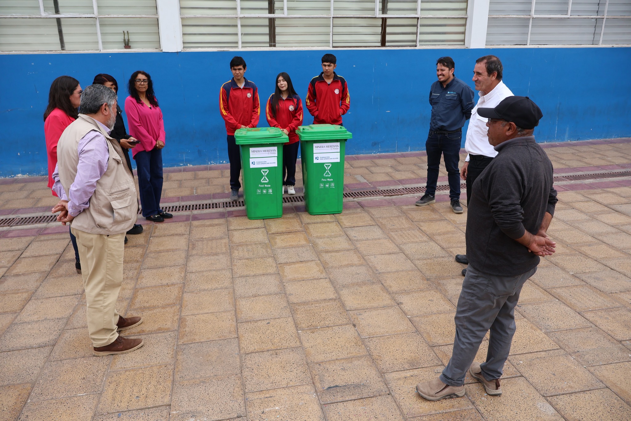 Contenedores entregados por estudiantes para mejorar limpieza en el cementerio de Taltal.