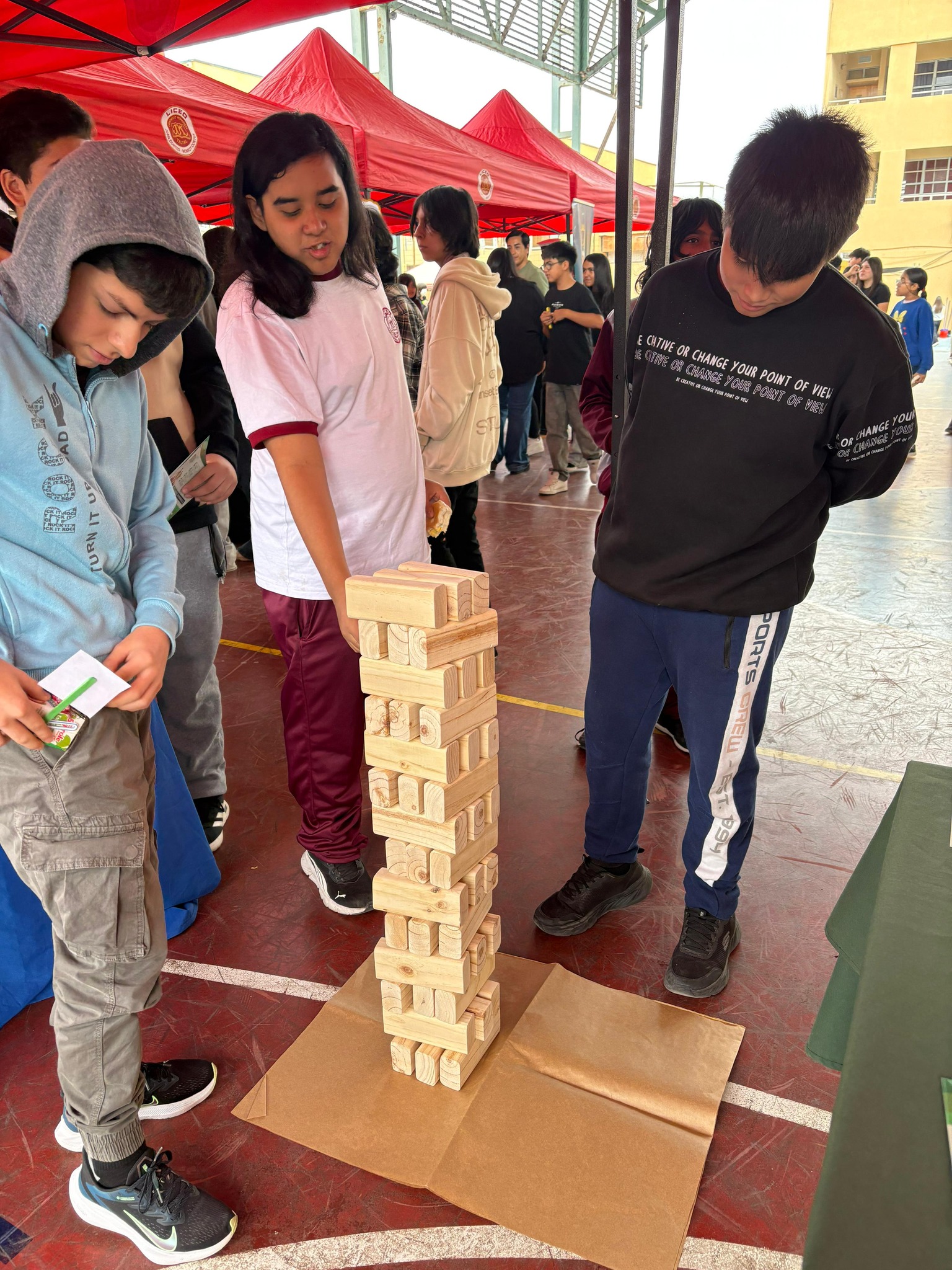 Grupo de estudiantes participa en dinámica lúdica de prevención en liceo de Taltal