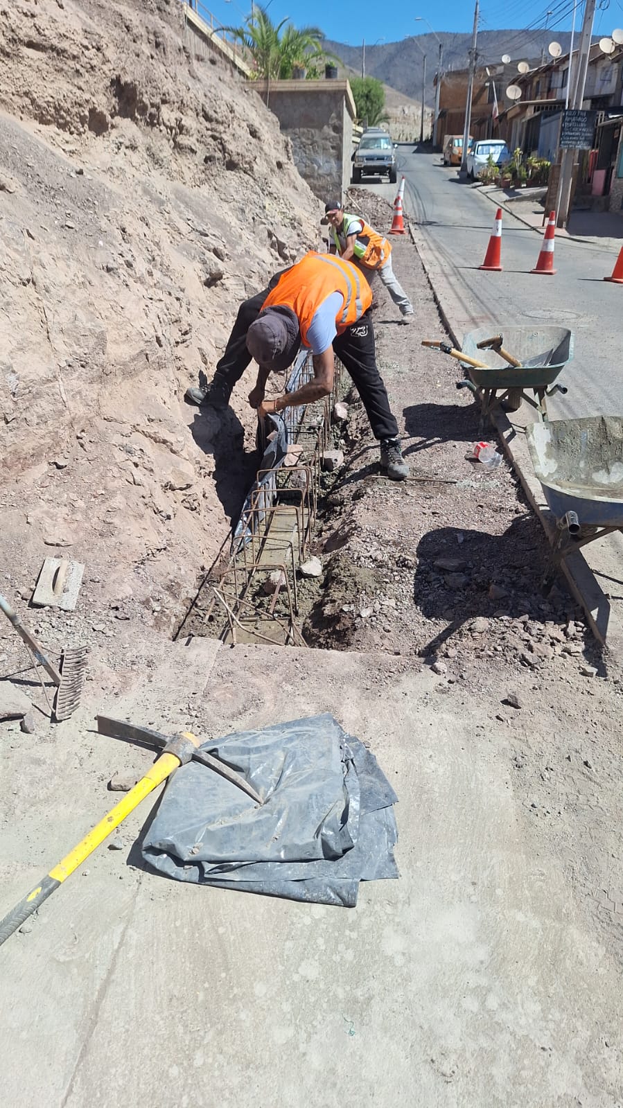 Aplicación de hormigón en base de obra de contención