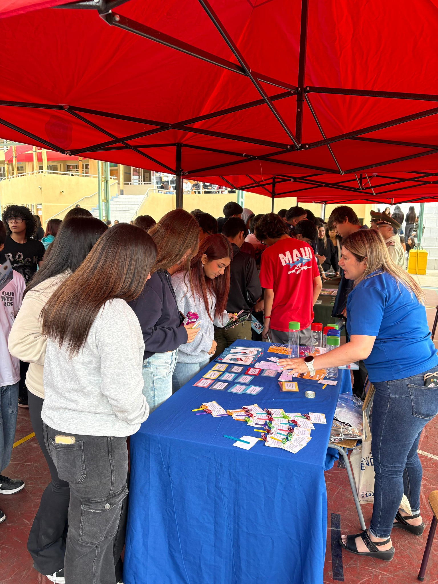 Comunidad estudiantil participa en actividad de prevención organizada por SENDA en Taltal