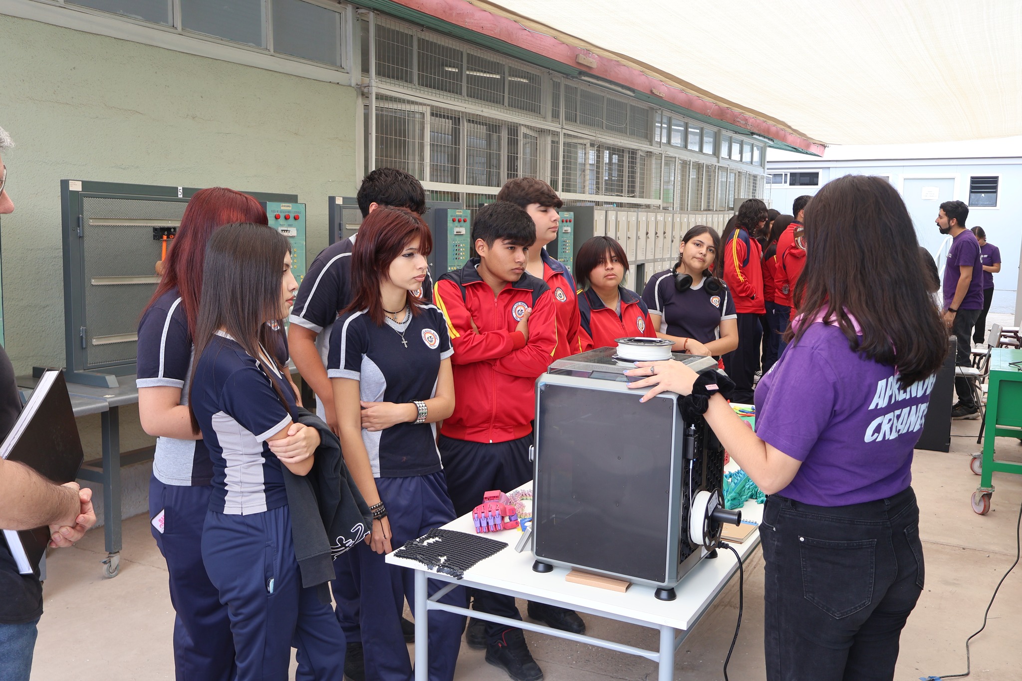 Estudiantes del Liceo Politécnico de Taltal atentos a demostración de impresora 3D en proyecto Impulsa 4.0