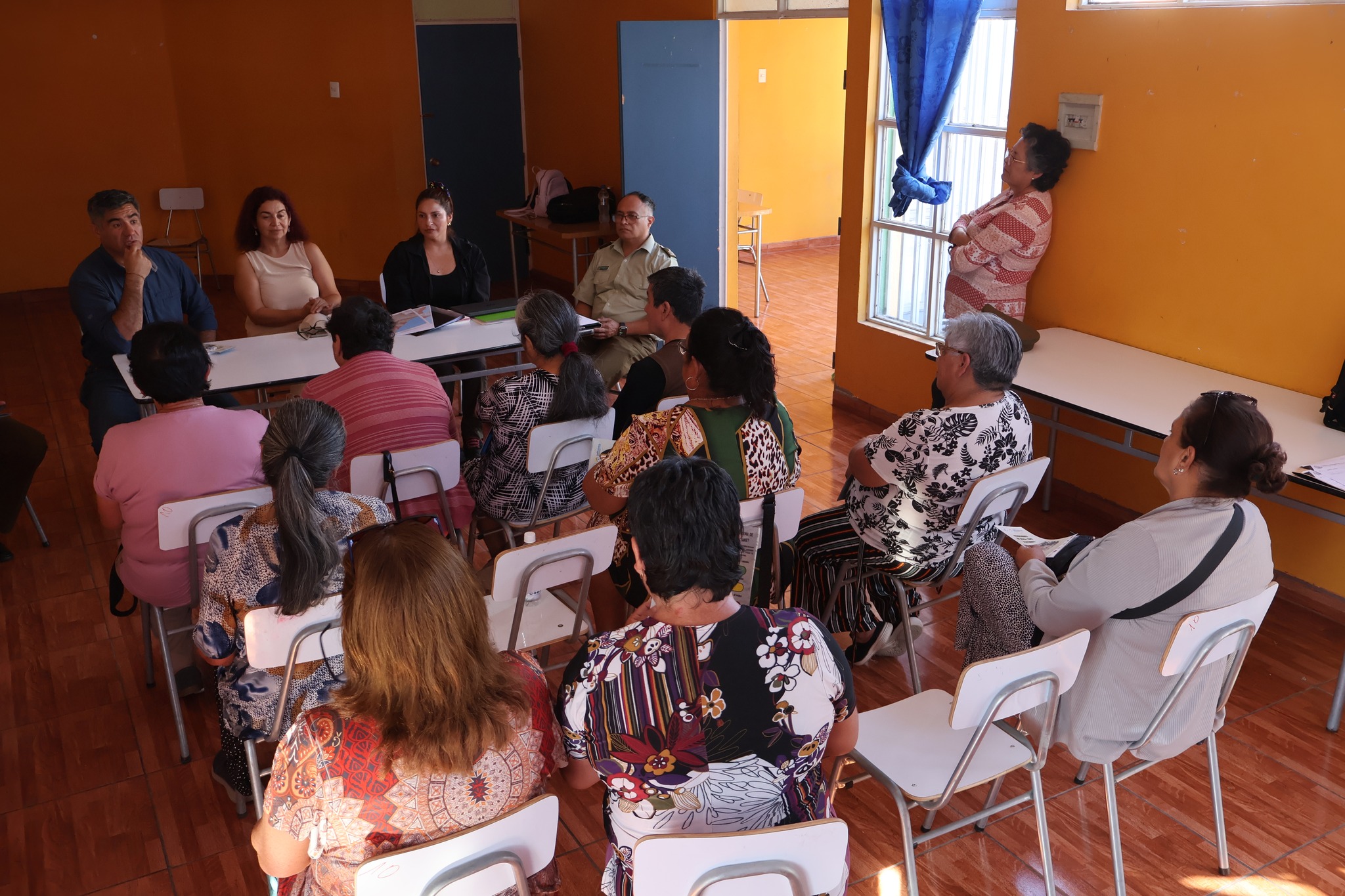 Asistentes escuchan exposición durante jornada comunitaria realizada en El Salitre, Taltal.