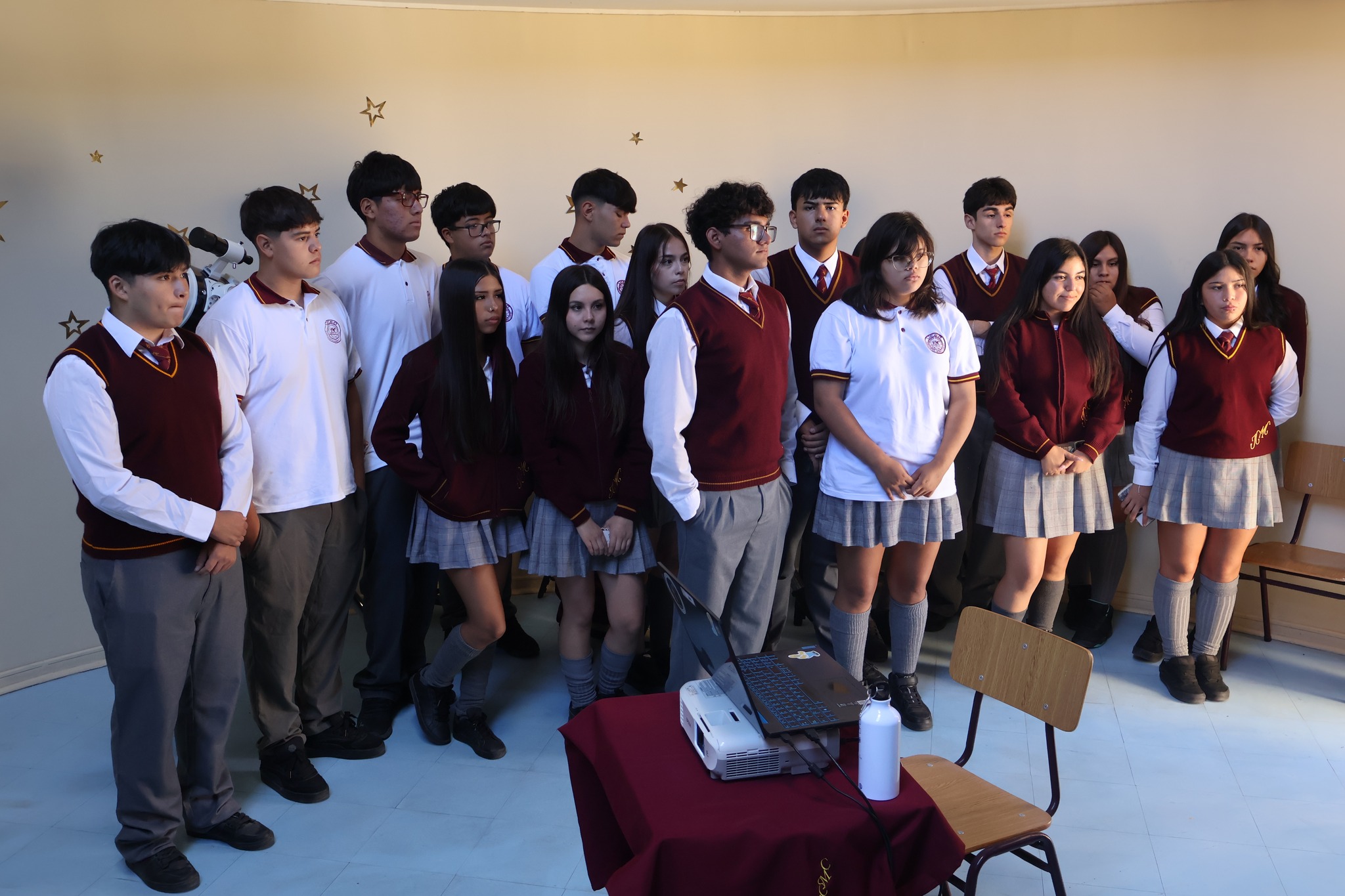 Grupo de estudiantes participa en presentación de la Academia de Astronomía del Liceo C-21 de Taltal.