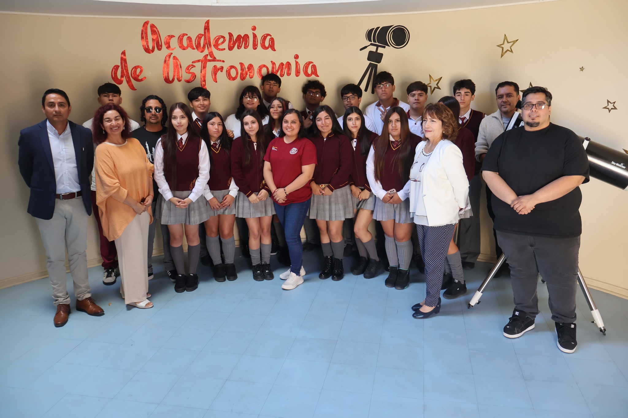 Estudiantes, autoridades e invitados posan en actividad de la Academia de Astronomía del Liceo C-21 de Taltal.