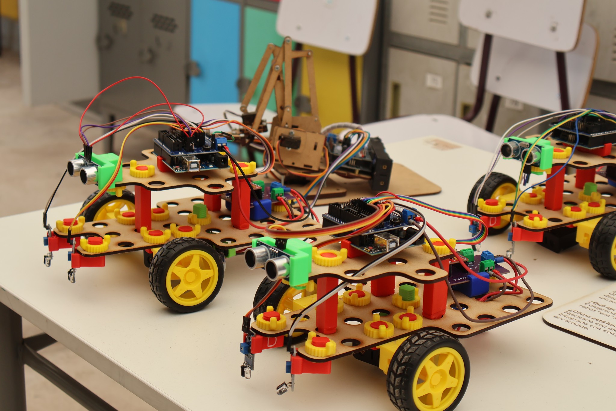 Robots Arduino construidos por estudiantes del Liceo Politécnico José Miguel Quiroz de Taltal en laboratorio Impulsa 4.0