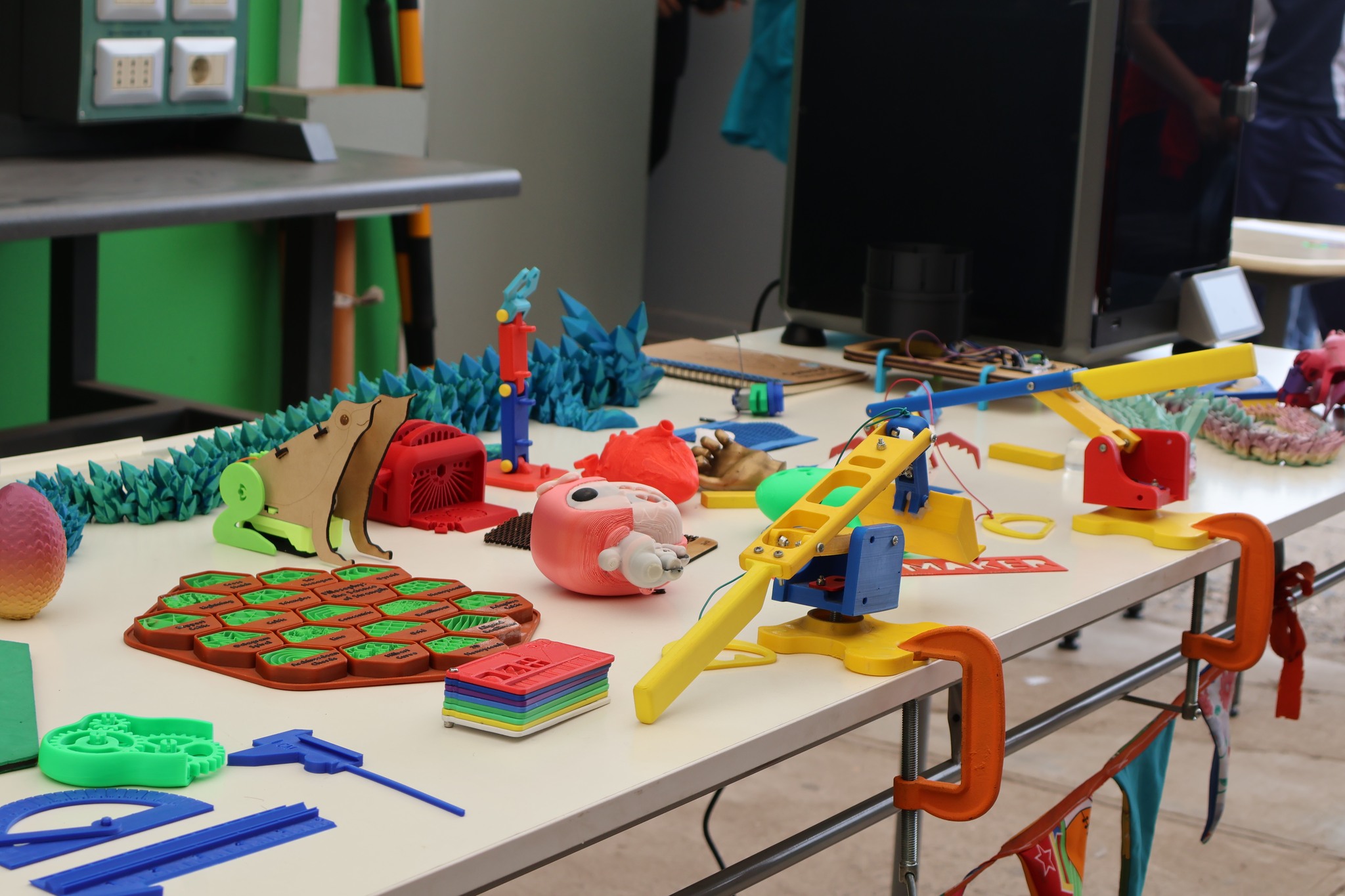 Piezas y prototipos de impresión 3D creados en el laboratorio de preindustria 4.0 del Liceo Politécnico de Taltal