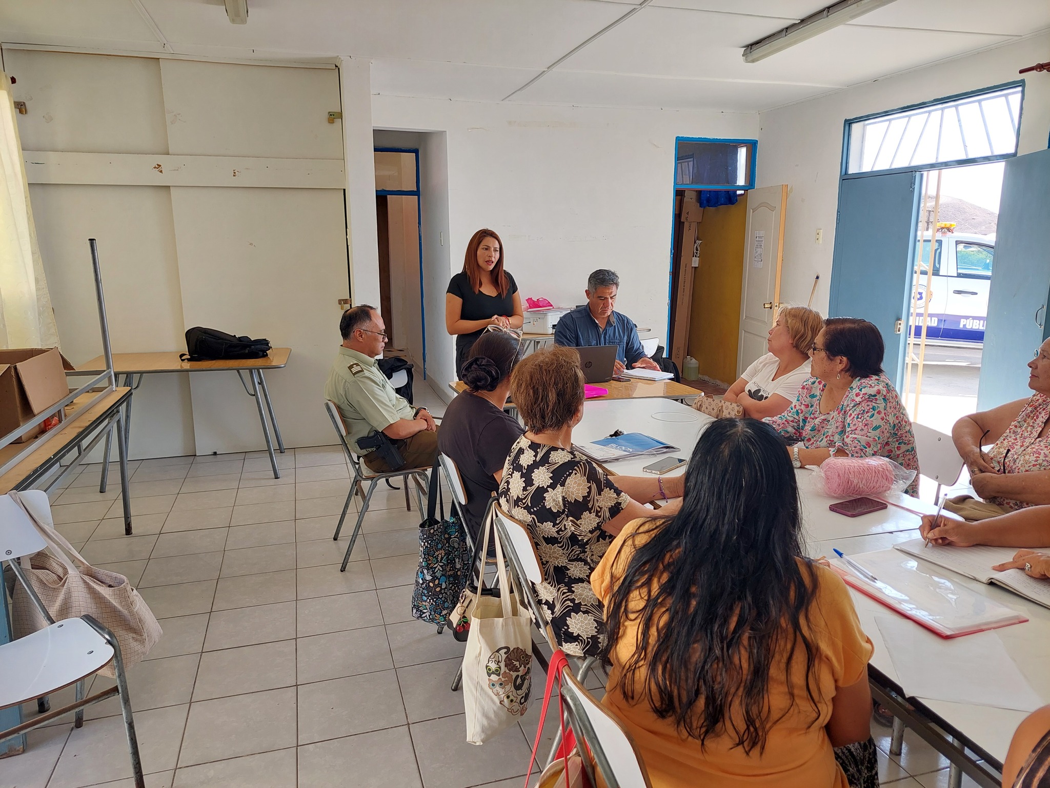 Vecinos y vecinas participan en encuentro territorial organizado por el Municipio de Taltal en el sector La Caleta.