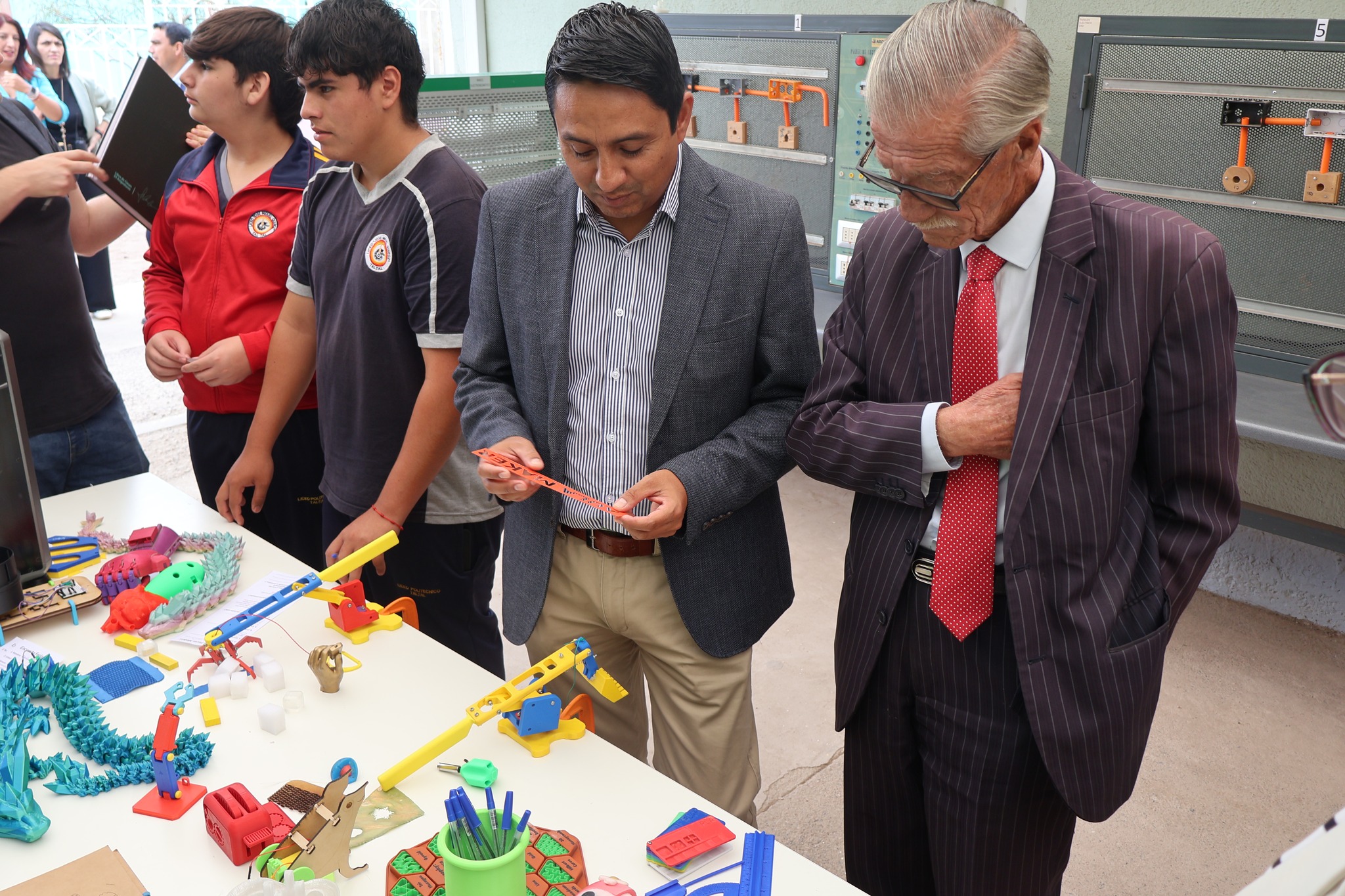 Autoridades examinan piezas de impresión 3D en muestra demostrativa del proyecto Impulsa 4.0 en Taltal