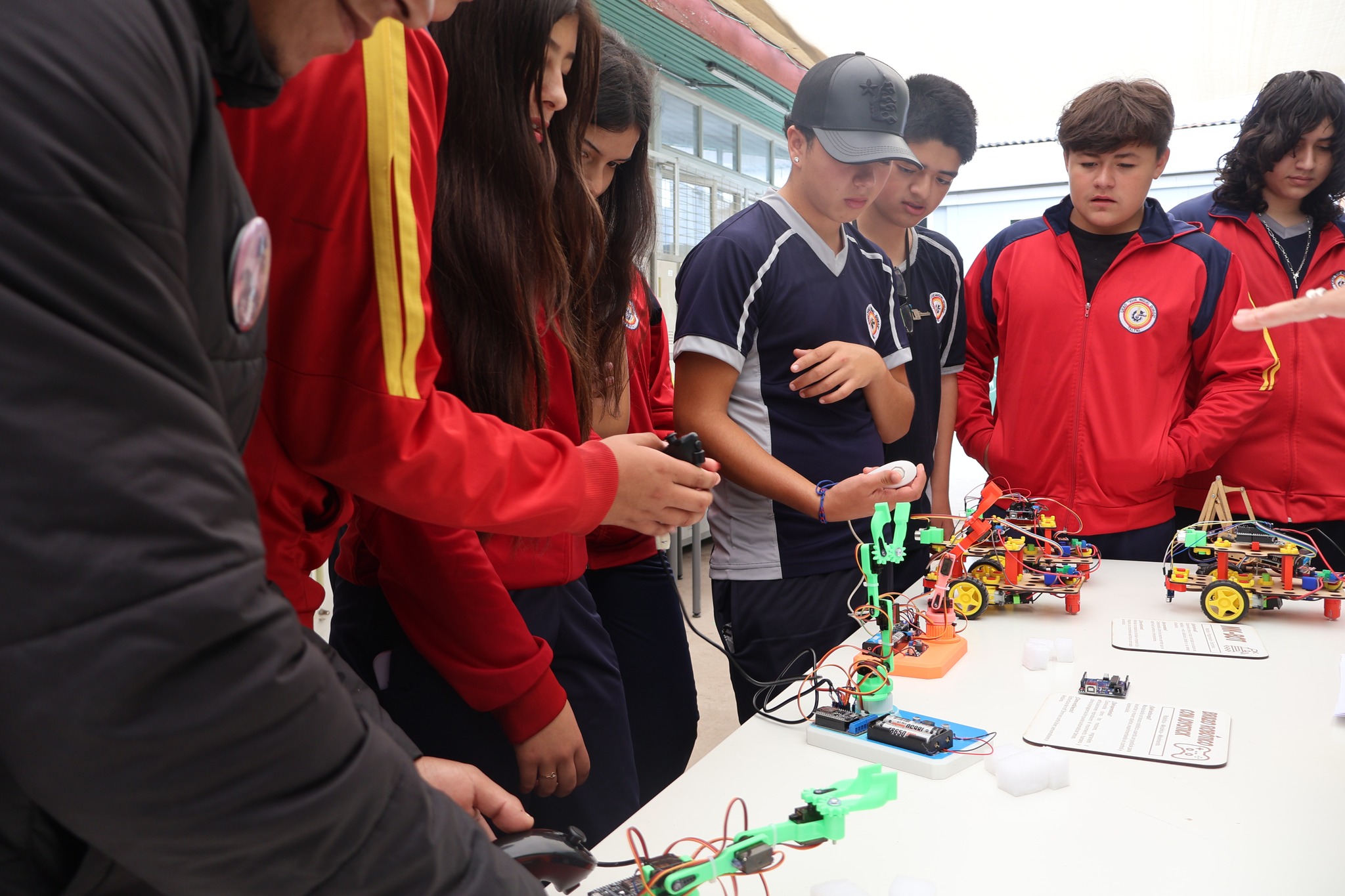 Estudiantes del Liceo Politécnico de Taltal operando robots y brazos robóticos en muestra Impulsa 4.0