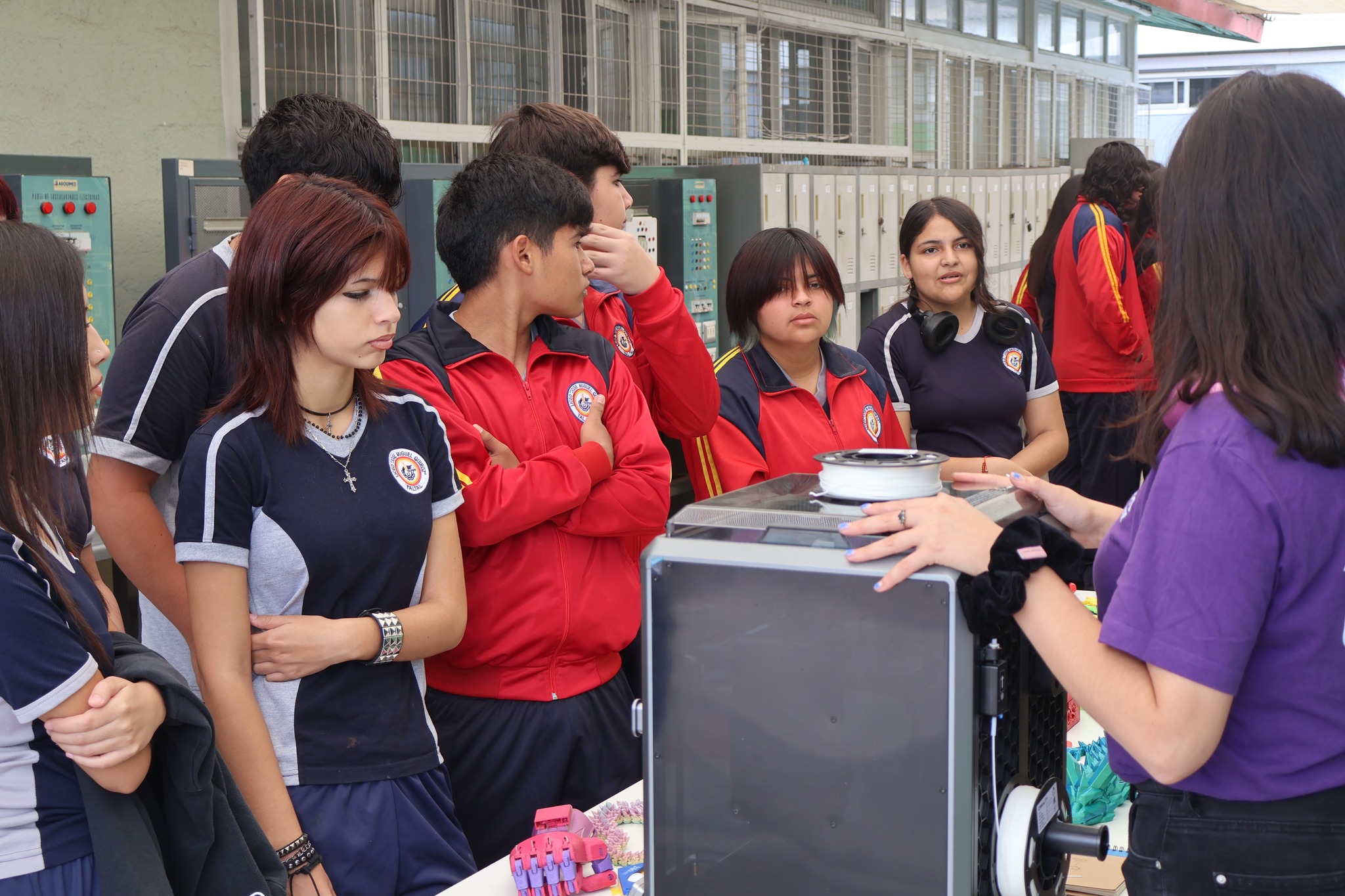 Grupo de estudiantes del Liceo de Taltal atentos a demostración de impresora 3D en proyecto Impulsa 4.0