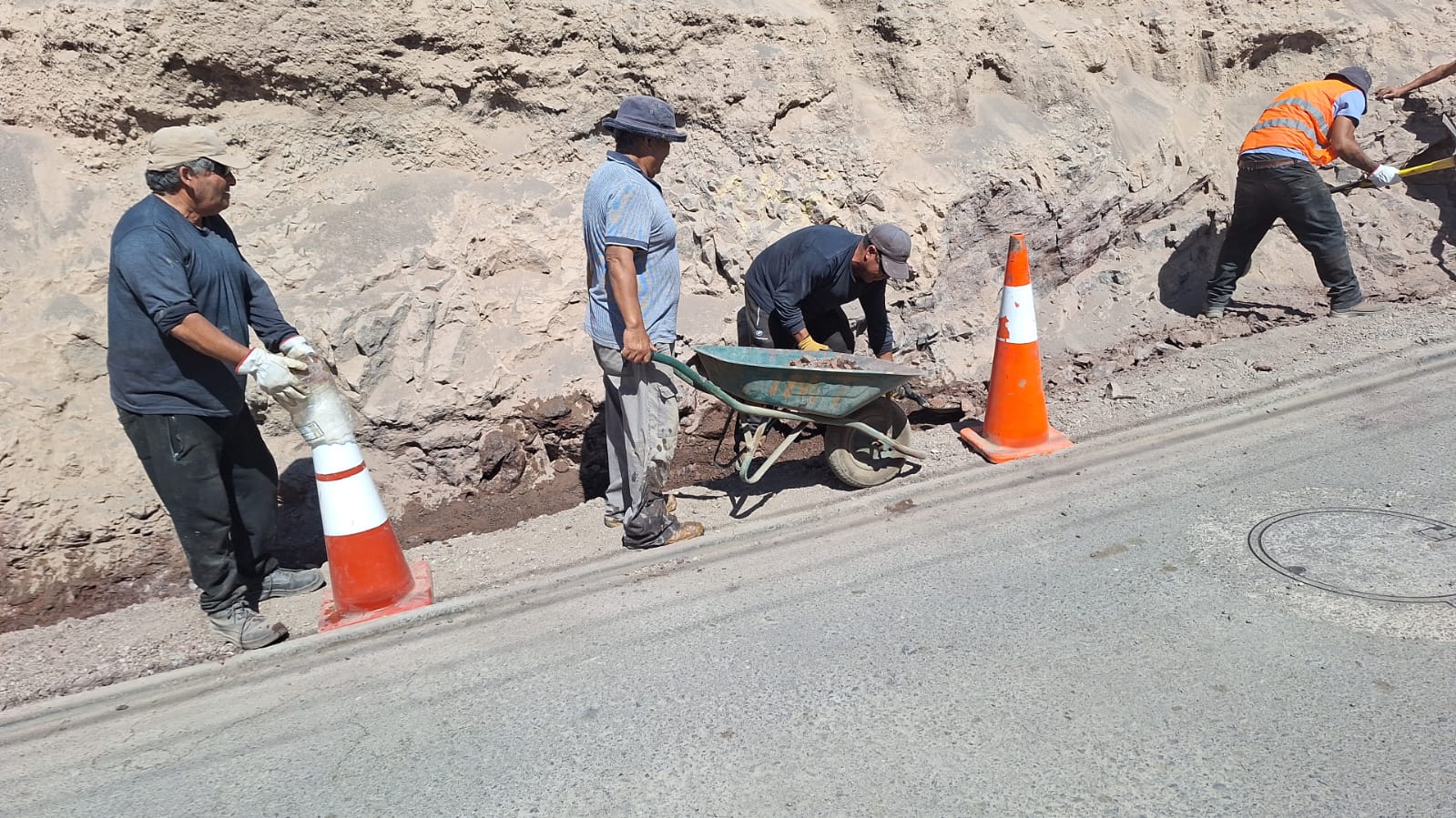 Instalación de estructura metálica en obra de contención