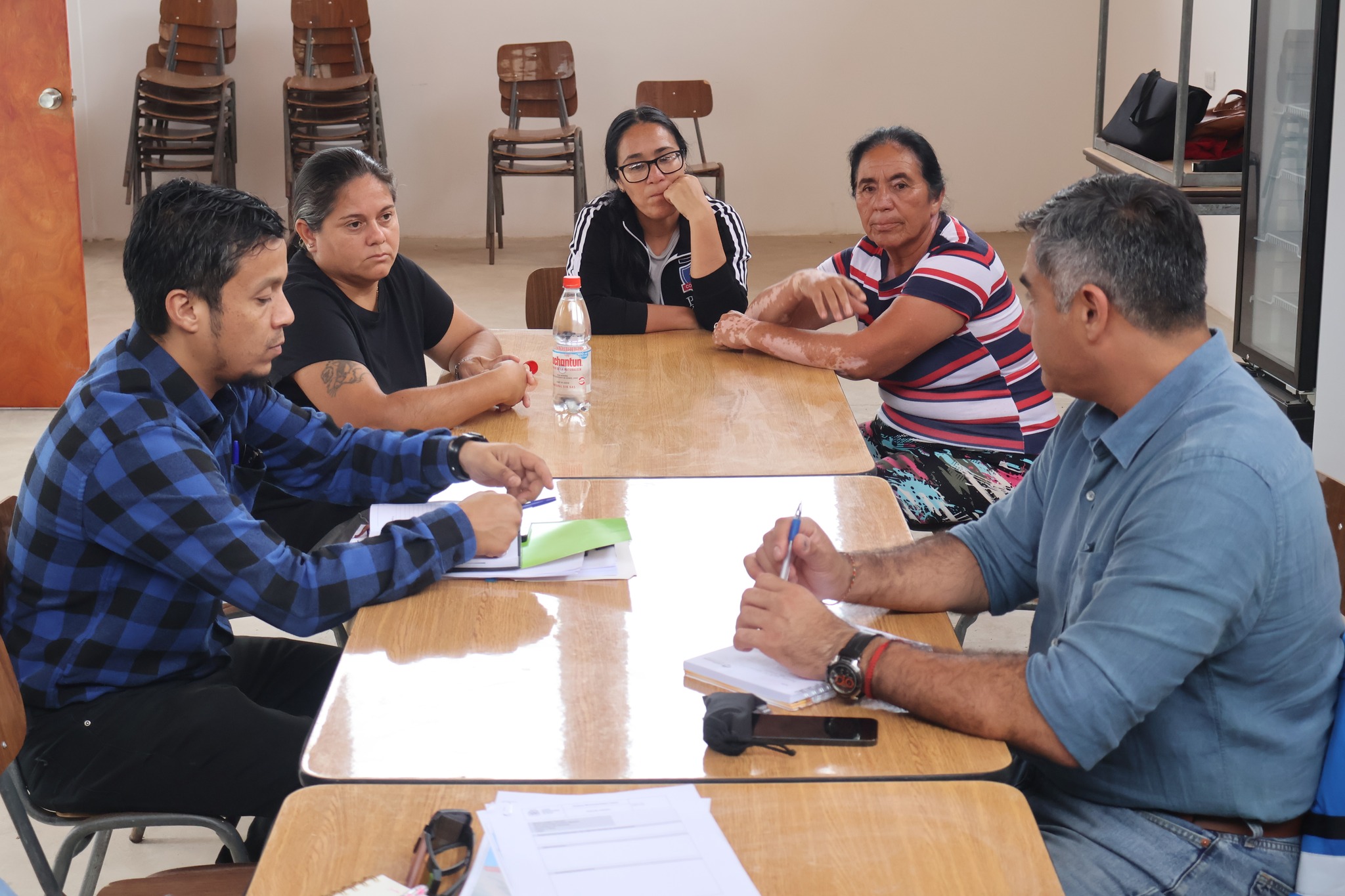 Reunión participativa con vecinos abordando temas de seguridad pública