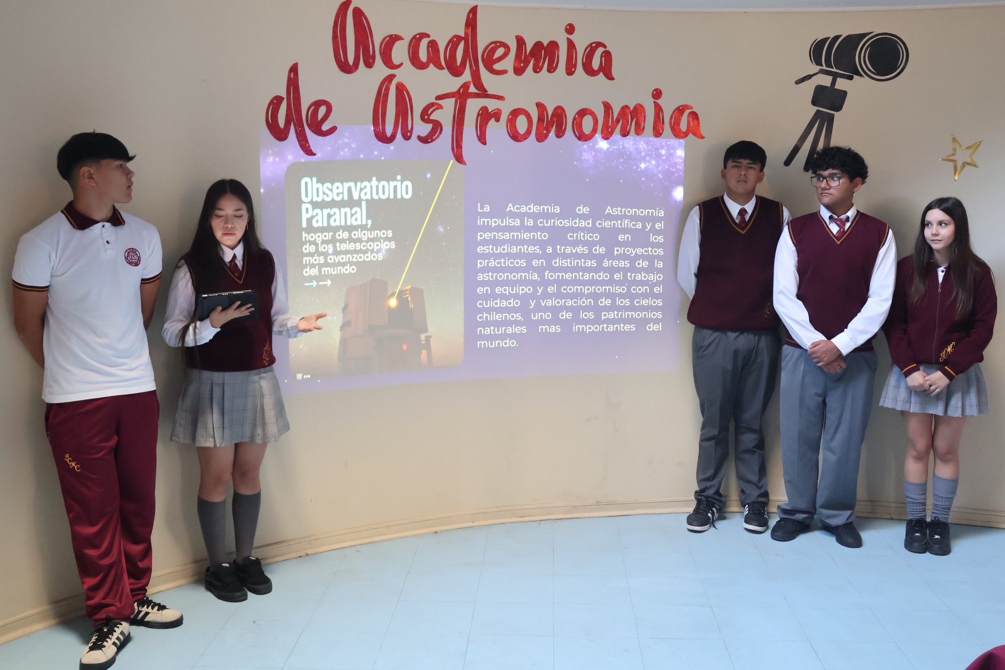 Estudiantes presentan proyecto de la Academia de Astronomía sobre cielos y ciencia en el Liceo C-21 de Taltal.